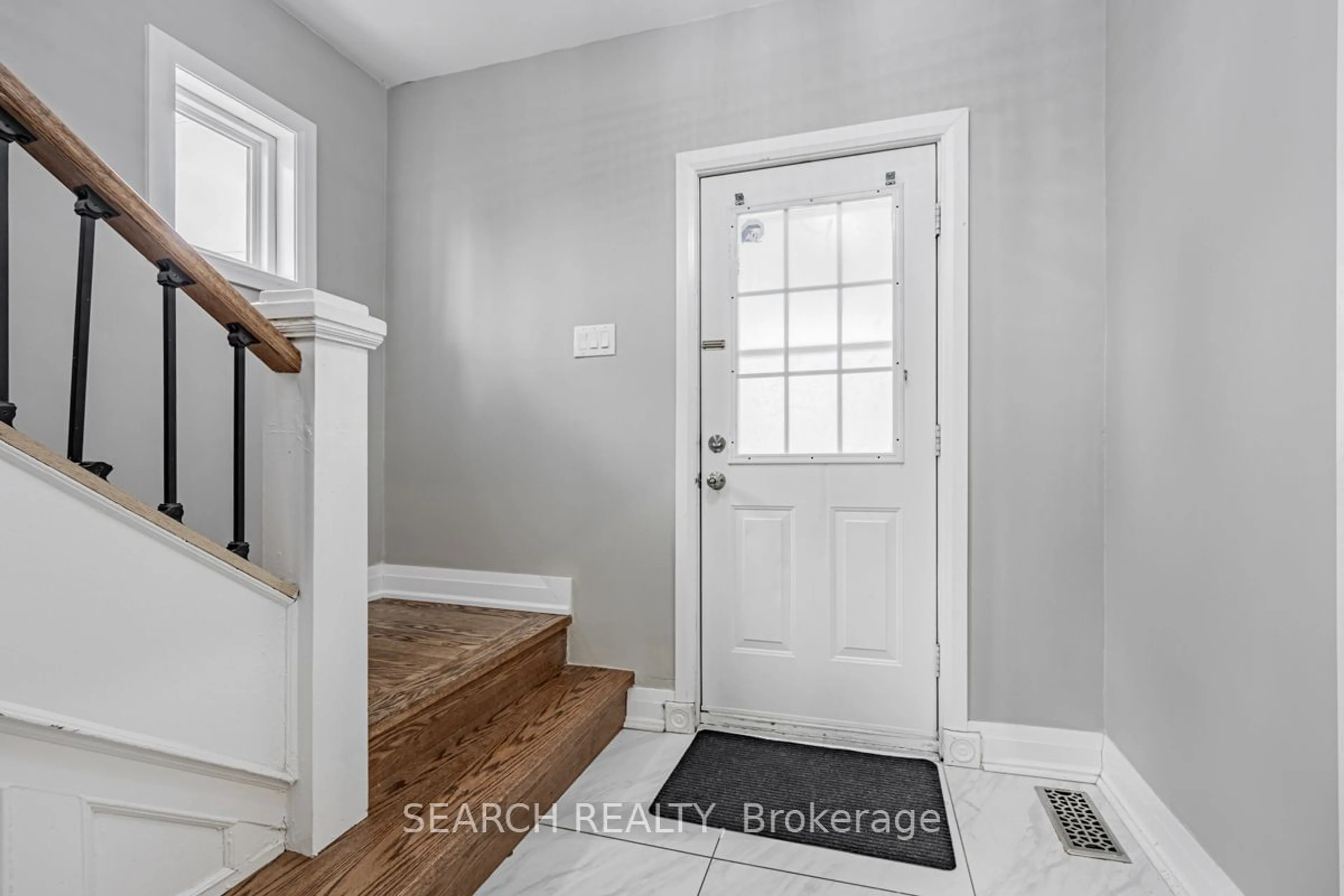 Indoor entryway for 201 Ritson Rd, Oshawa Ontario L1H 5H6