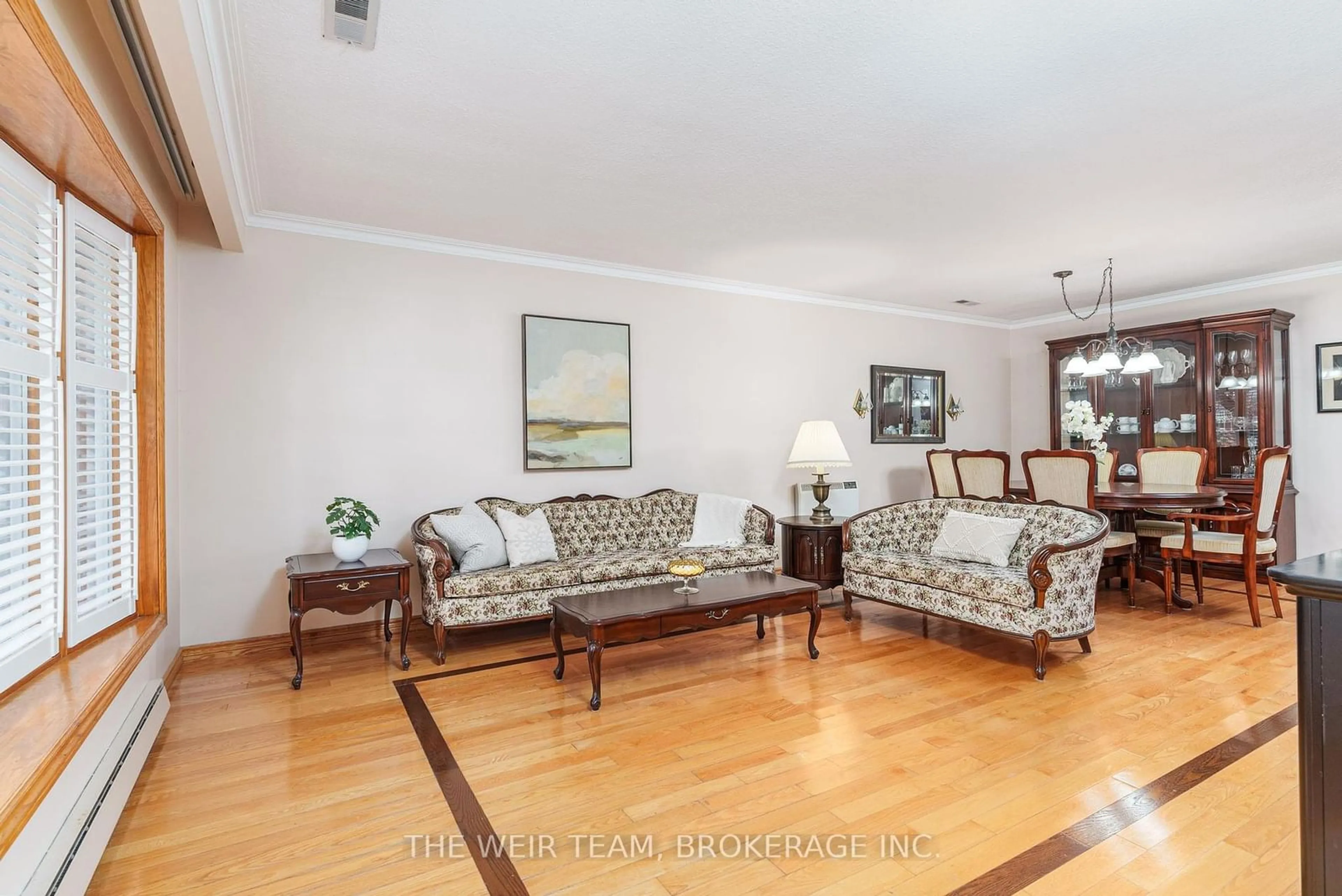 Living room with furniture, wood/laminate floor for 18 Amarillo Dr, Toronto Ontario M1J 2P8