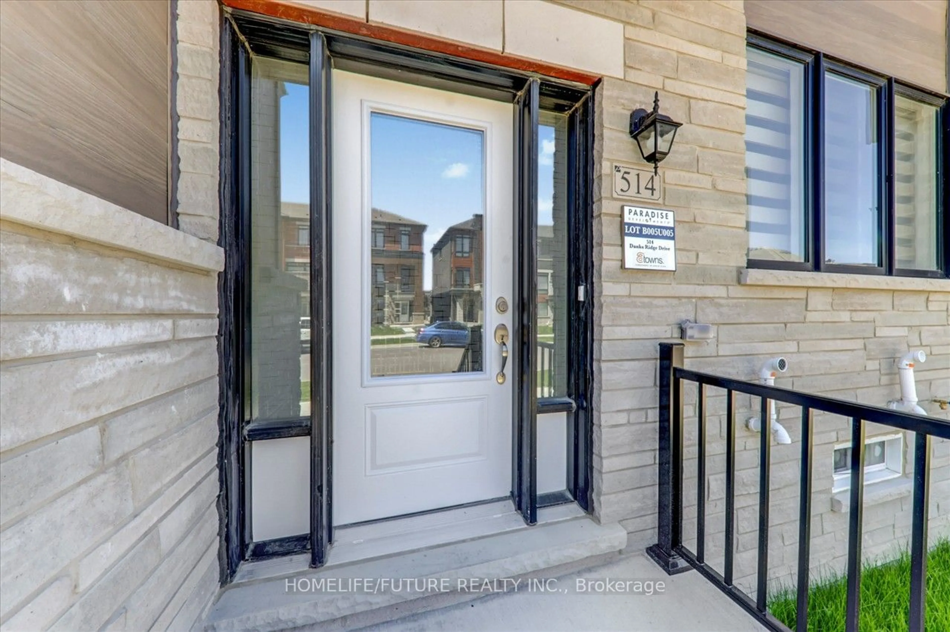 Indoor entryway for 514 Danks Ridge Dr, Ajax Ontario L1S 0H4