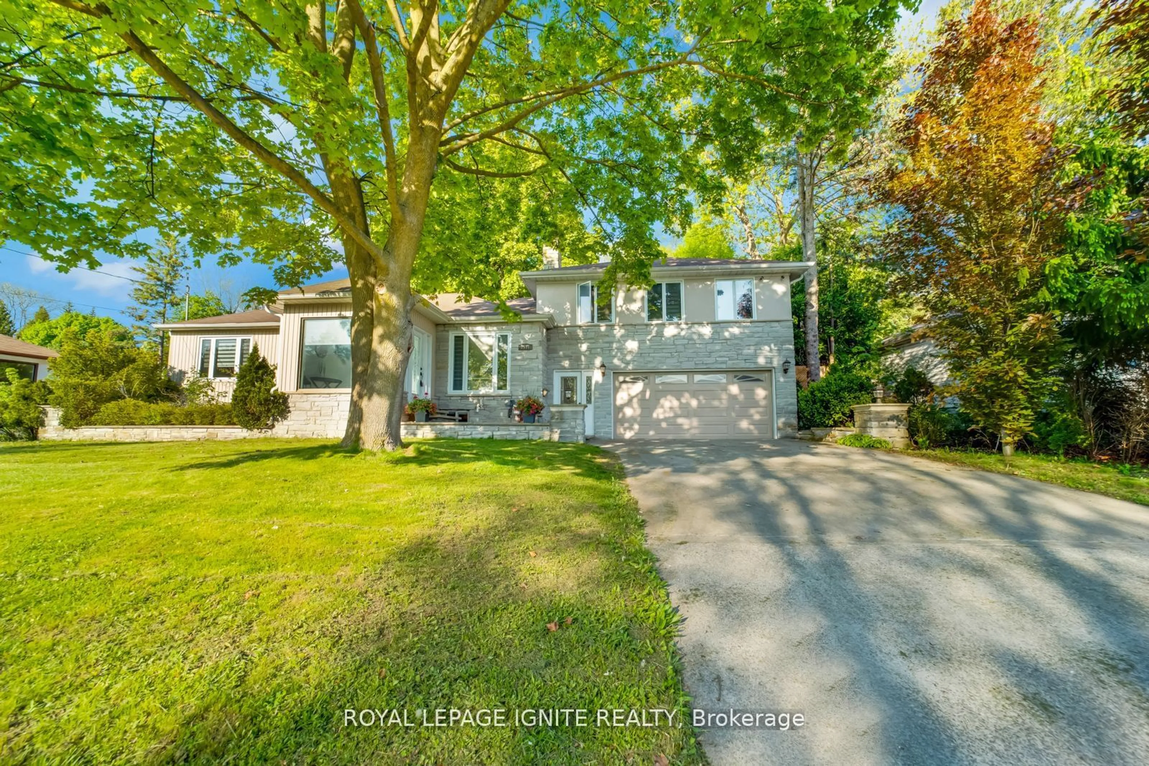 A pic from outside/outdoor area/front of a property/back of a property/a pic from drone, street for 1931 Glendale Dr, Pickering Ontario L1V 1V8