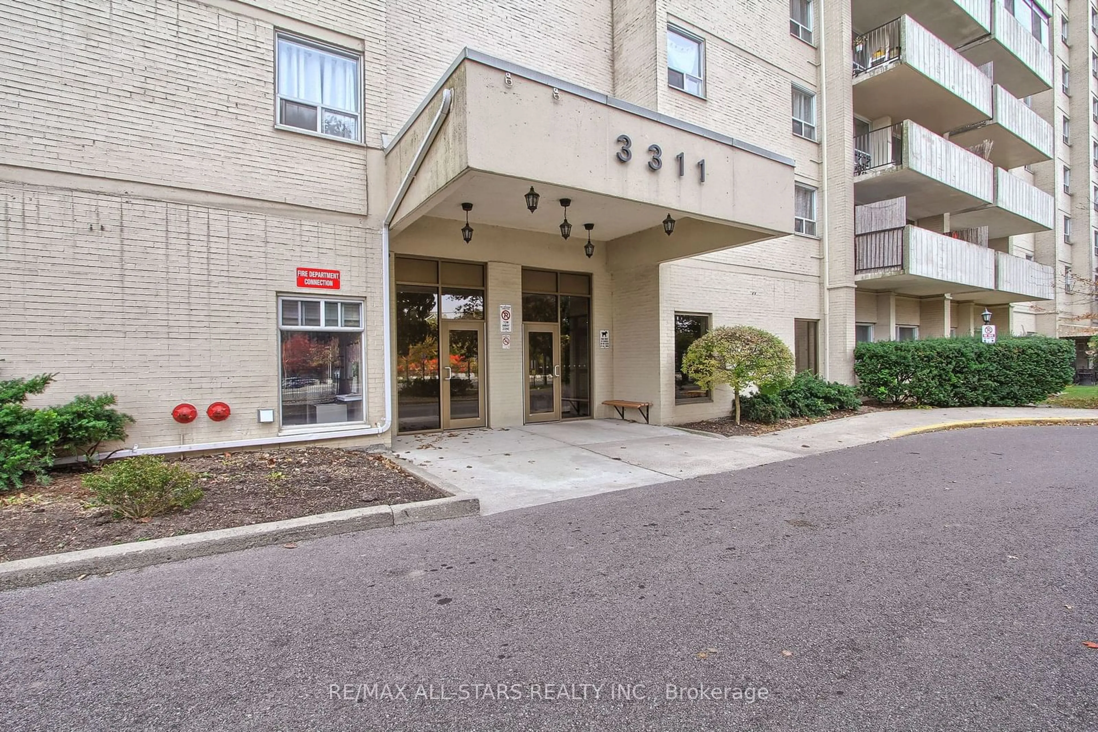 Indoor foyer for 3311 Kingston Rd #802, Toronto Ontario M1M 1R1