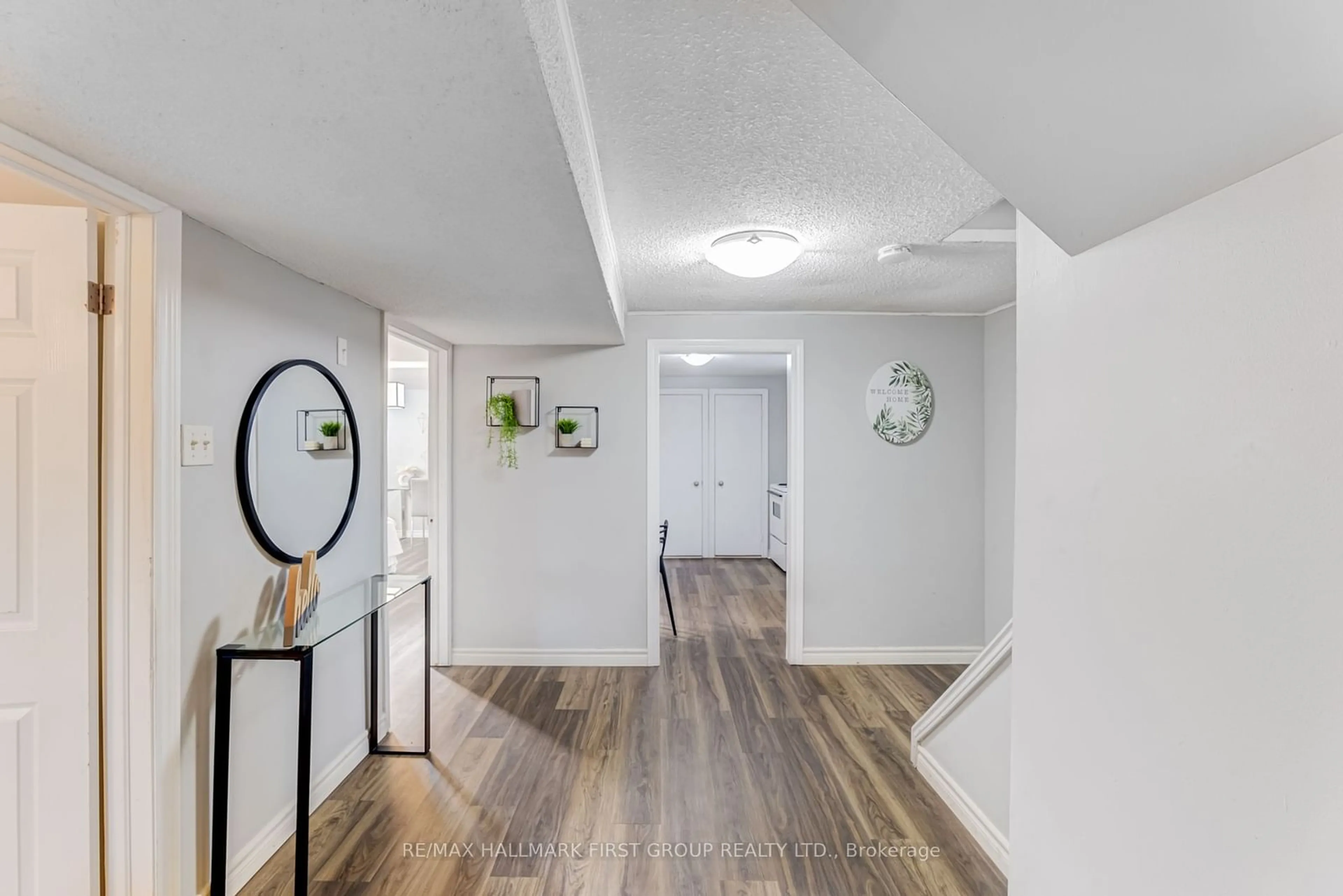 Indoor entryway for 860 Sanok Dr, Pickering Ontario L1W 2R4