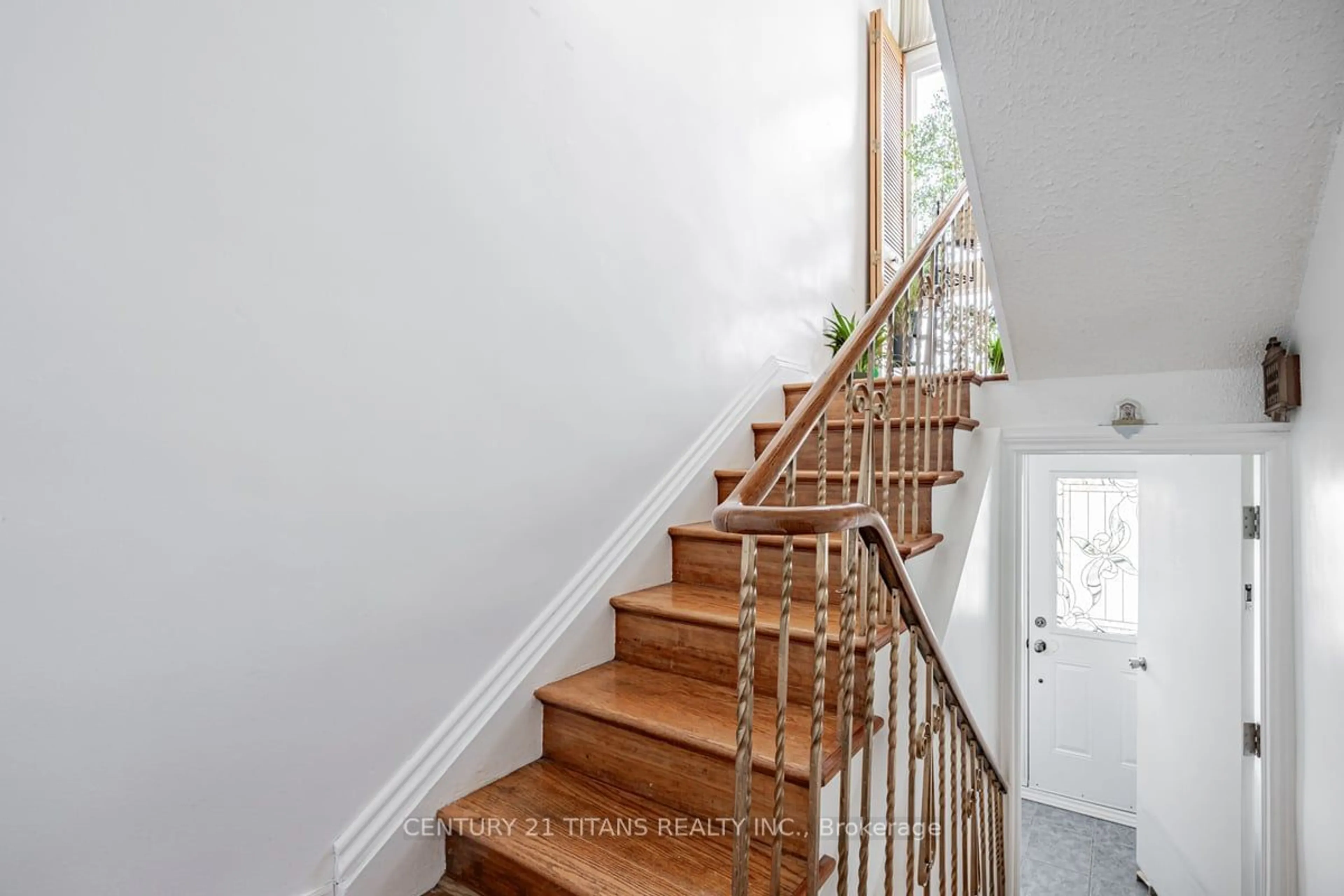 Stairs for 502 Midland Ave, Toronto Ontario M1N 1T1