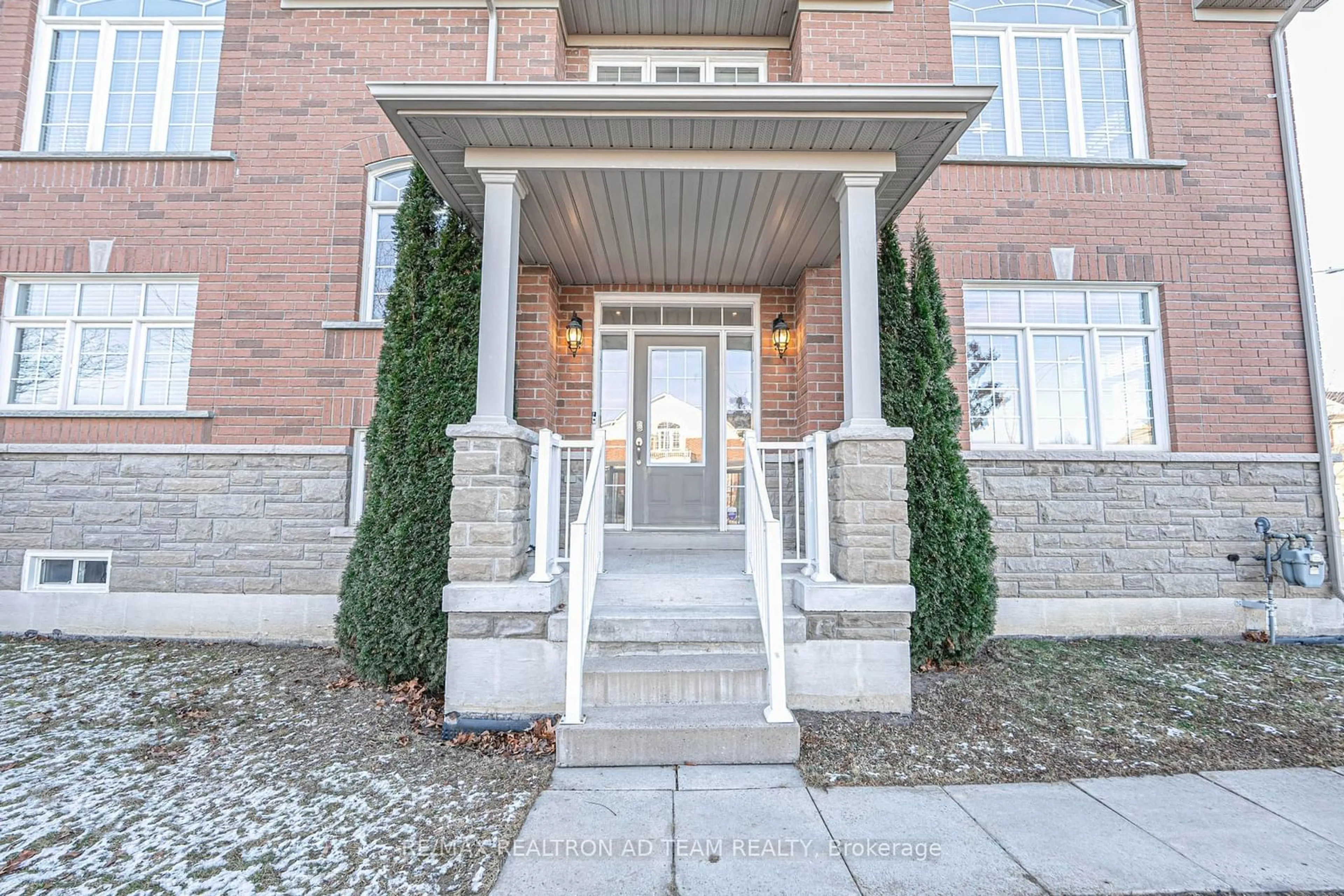 Indoor entryway for 95 Hockley Ave, Clarington Ontario L1C 0G4