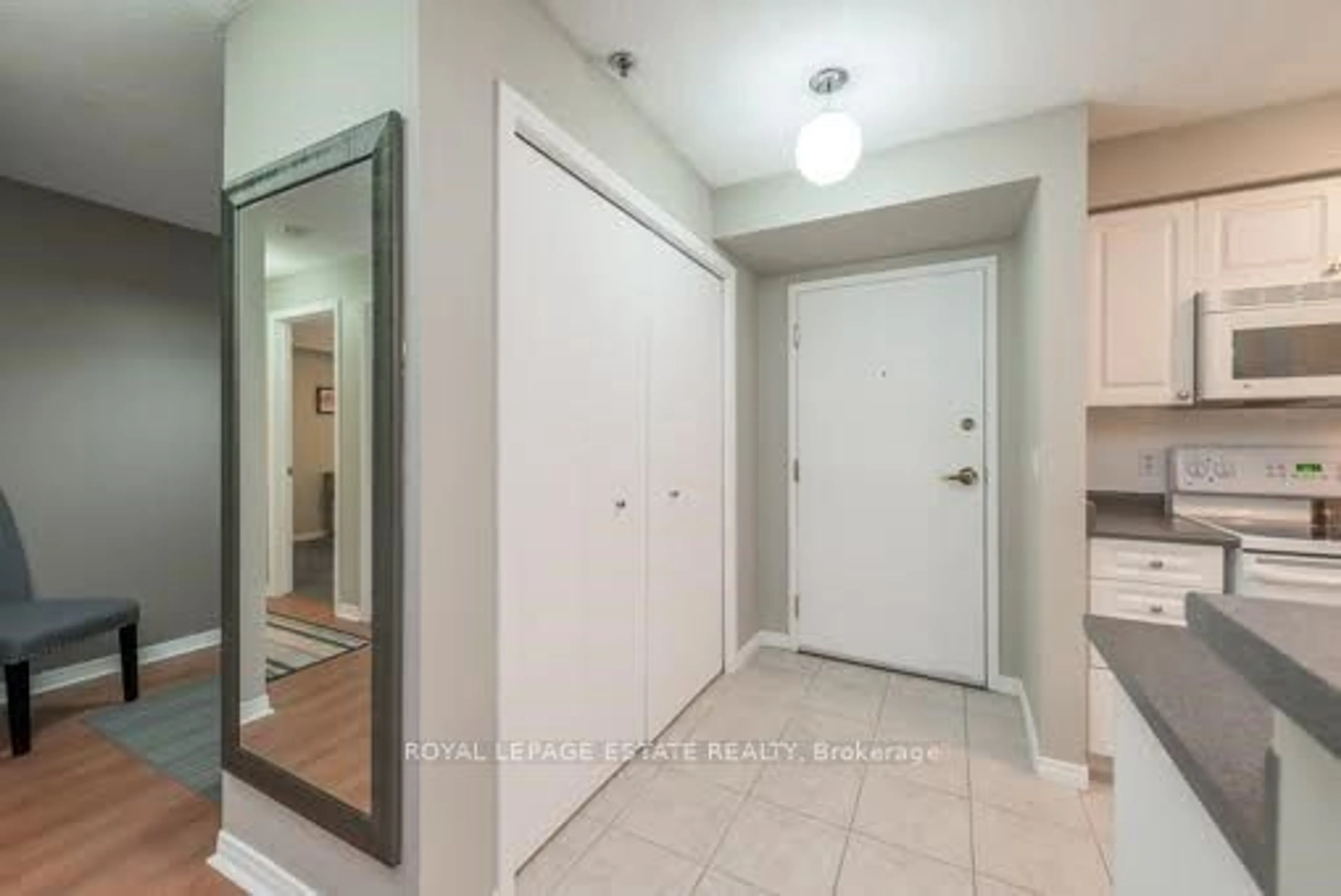 Indoor entryway for 684 Warden Ave #325, Toronto Ontario M1L 4W4