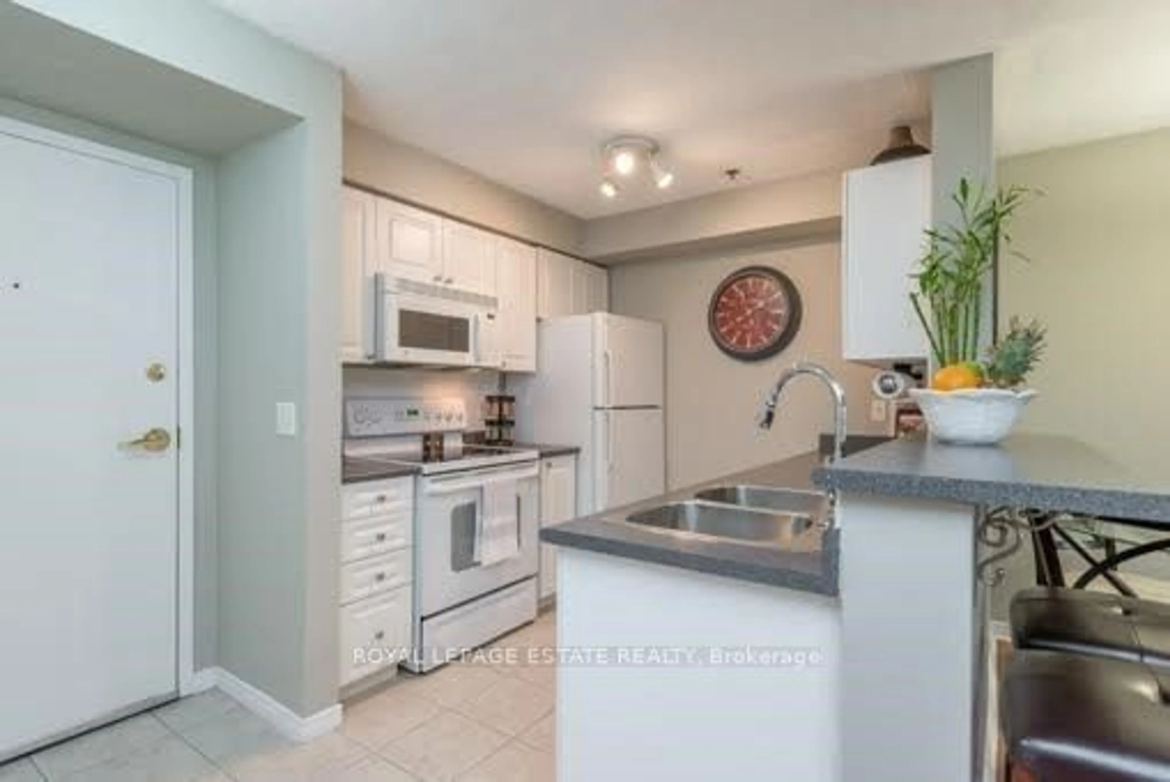 Standard kitchen, ceramic/tile floor for 684 Warden Ave #325, Toronto Ontario M1L 4W4