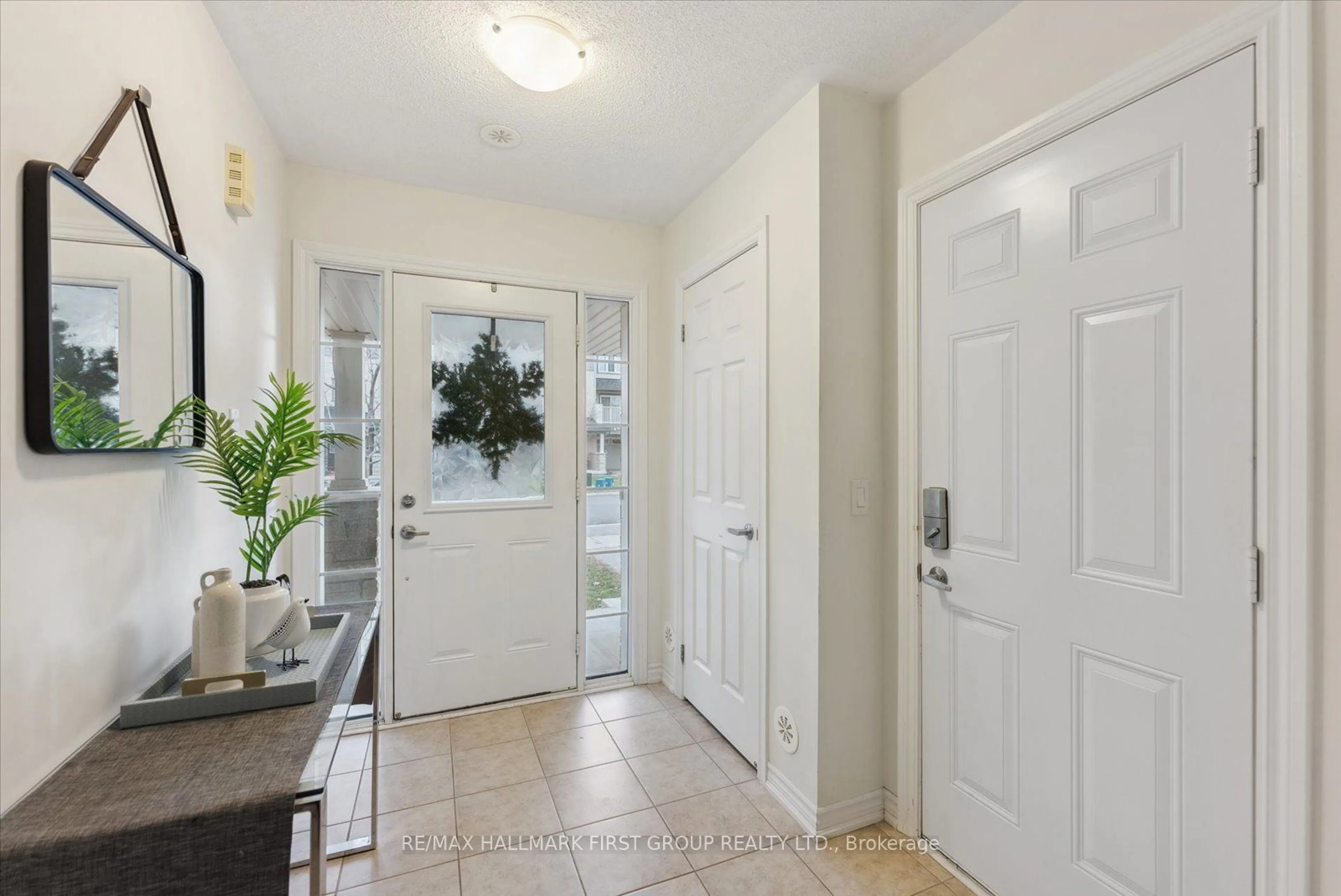 Indoor entryway for 33 Nearco Cres, Oshawa Ontario L1L 0J4