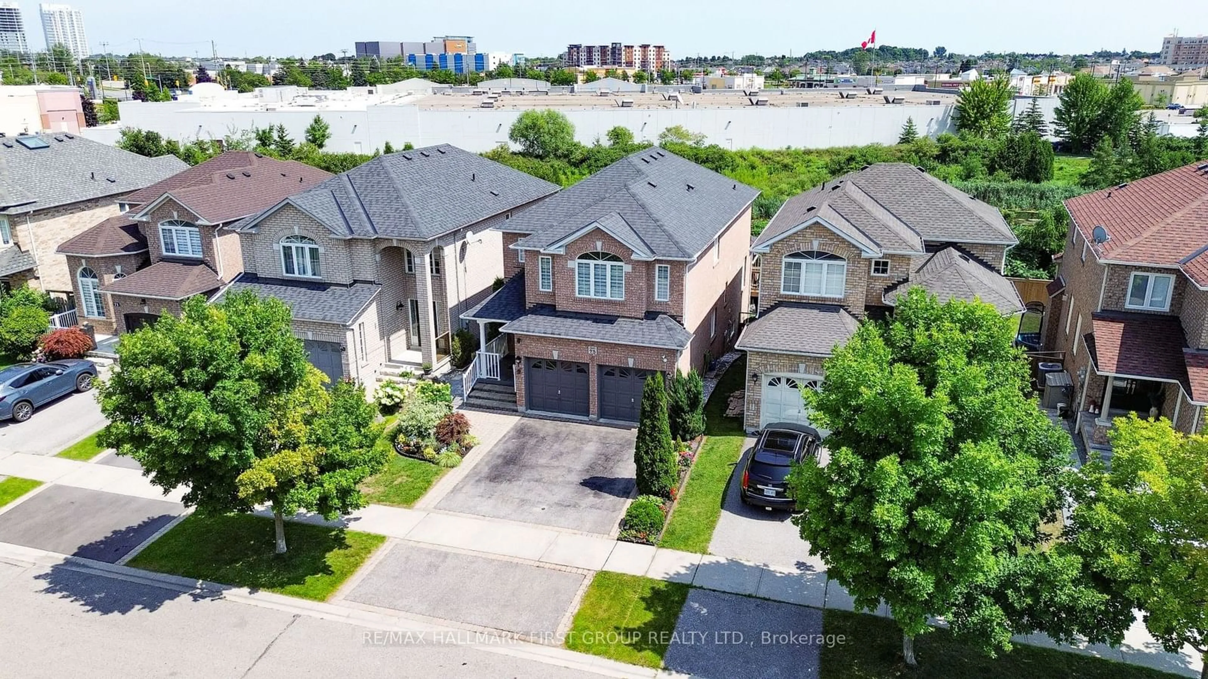 A pic from outside/outdoor area/front of a property/back of a property/a pic from drone, street for 75 Tormina Blvd, Whitby Ontario L1R 3B5