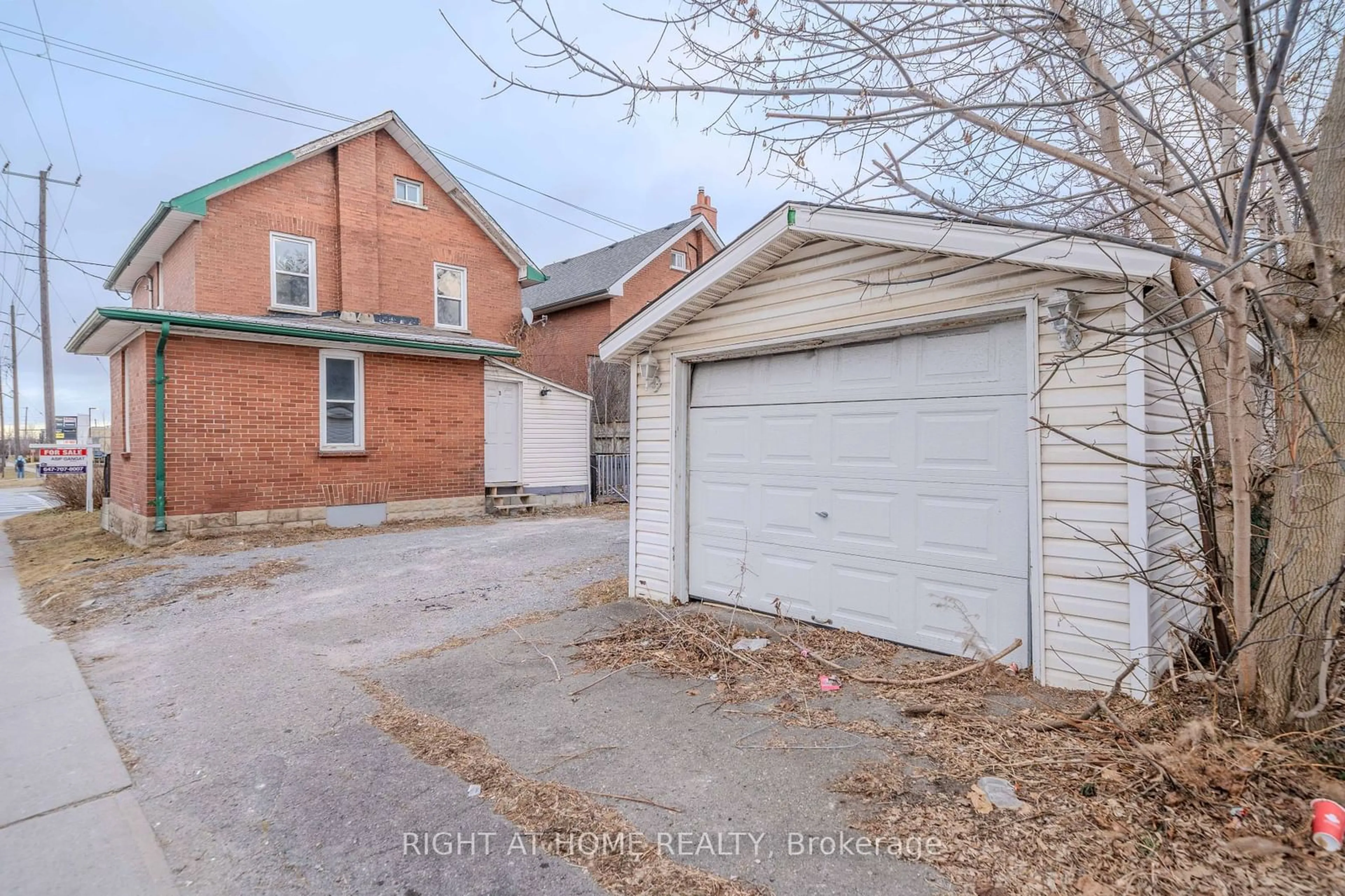 Unknown for 240 Division St, Oshawa Ontario L1G 5M5