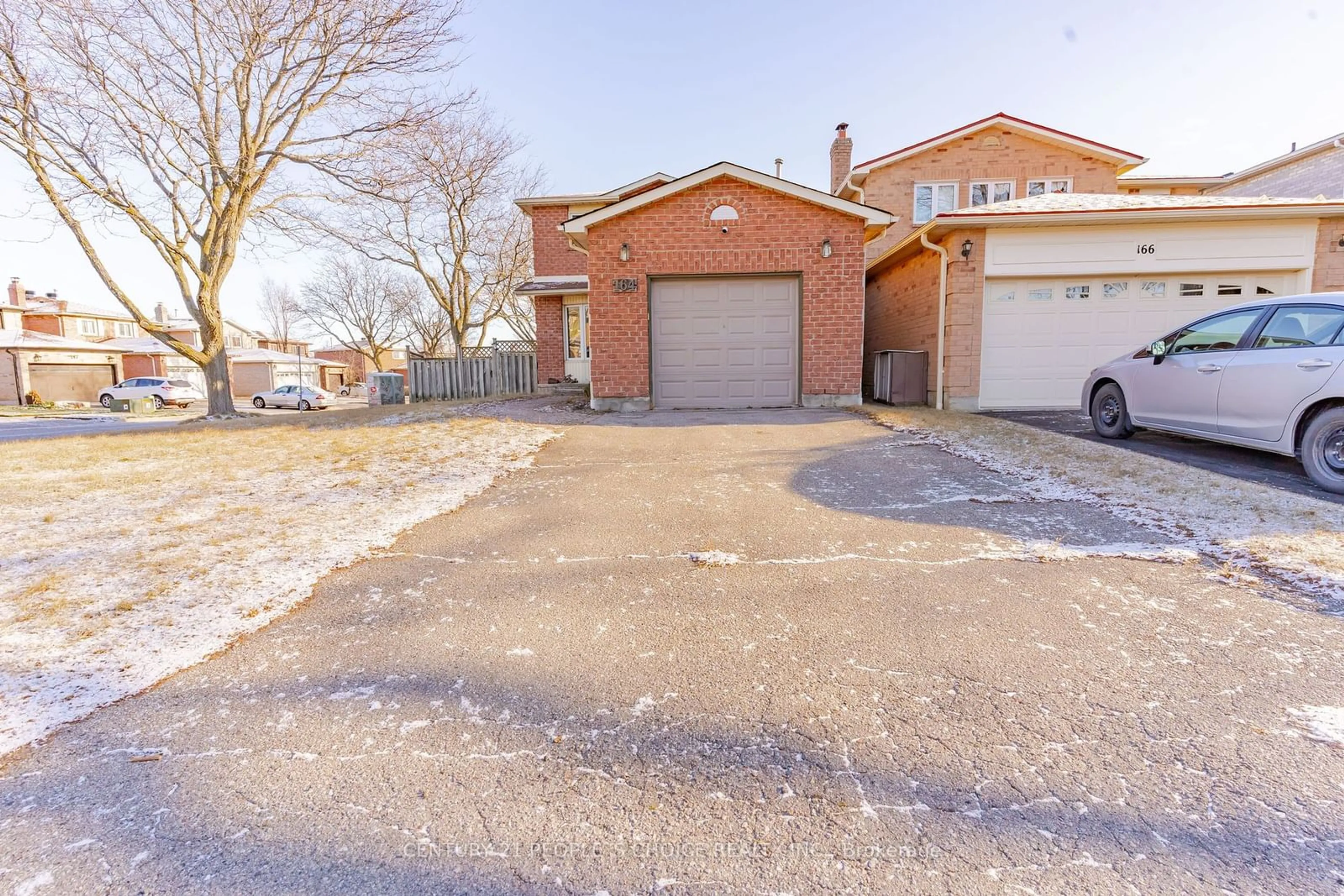 A pic from outside/outdoor area/front of a property/back of a property/a pic from drone, street for 164 Daniels Cres, Ajax Ontario L1T 1Z3