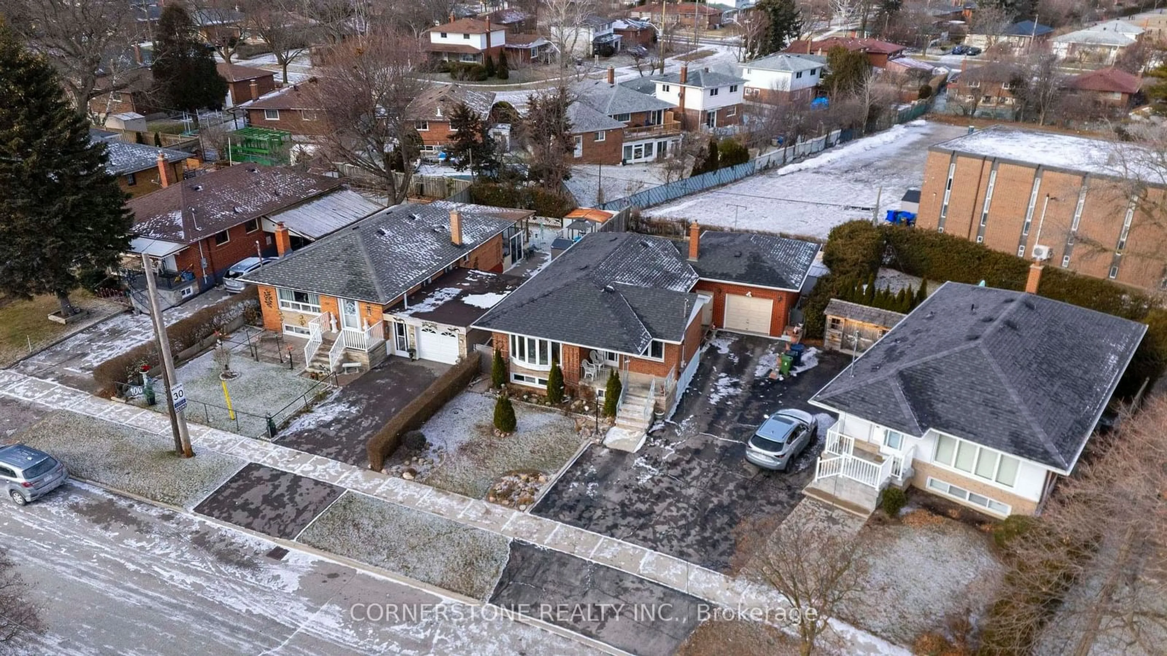 A pic from outside/outdoor area/front of a property/back of a property/a pic from drone, street for 102 Jarwick Dr, Toronto Ontario M1H 2H4