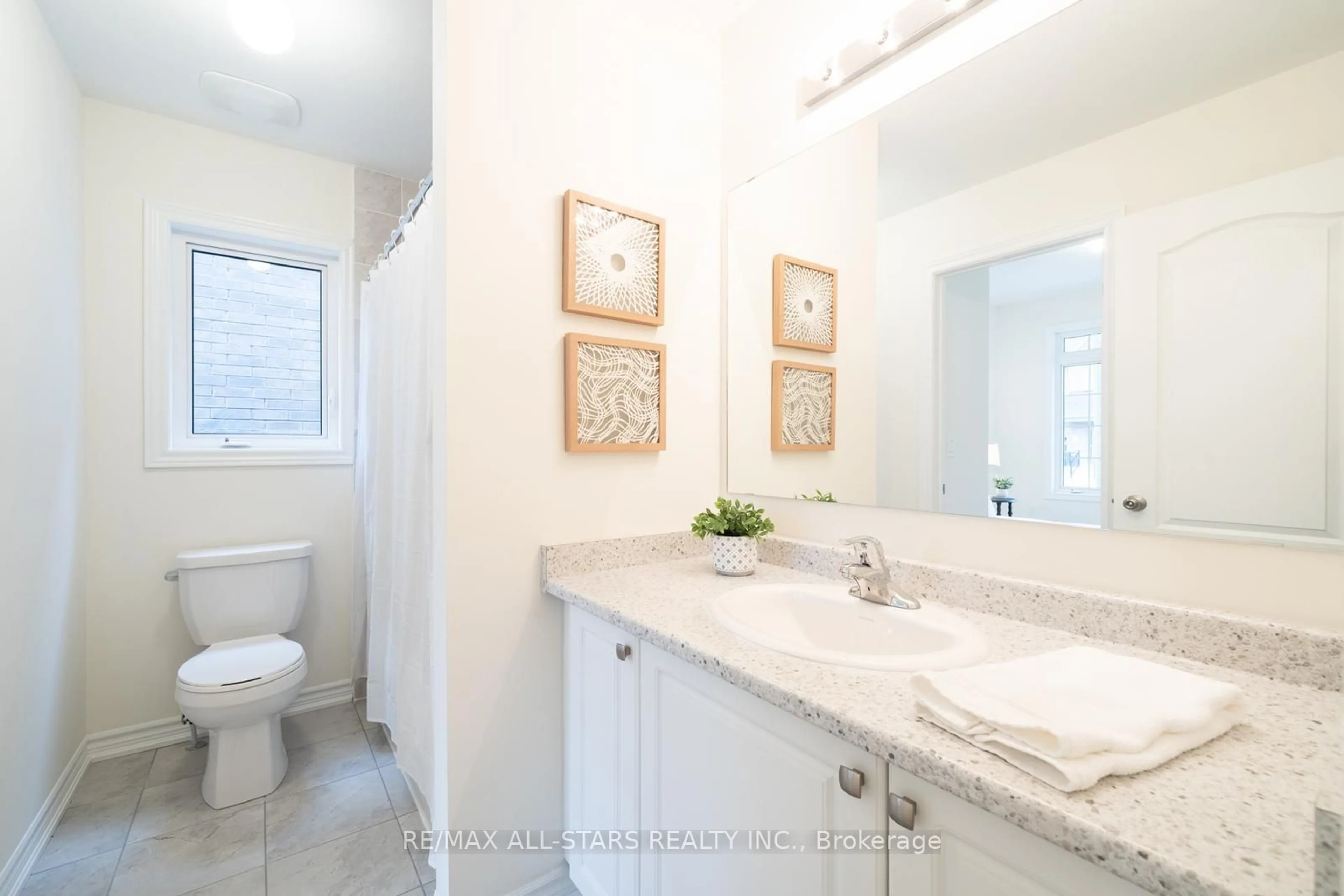 Standard bathroom, ceramic/tile floor for 111 Robin Tr, Scugog Ontario L9L 2C7