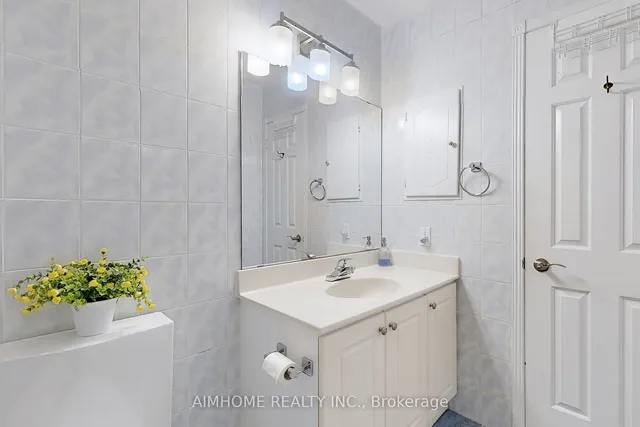 Additional property image - 566 Sandhurst Circ