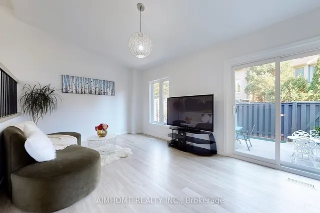 Additional property image - 566 Sandhurst Circ