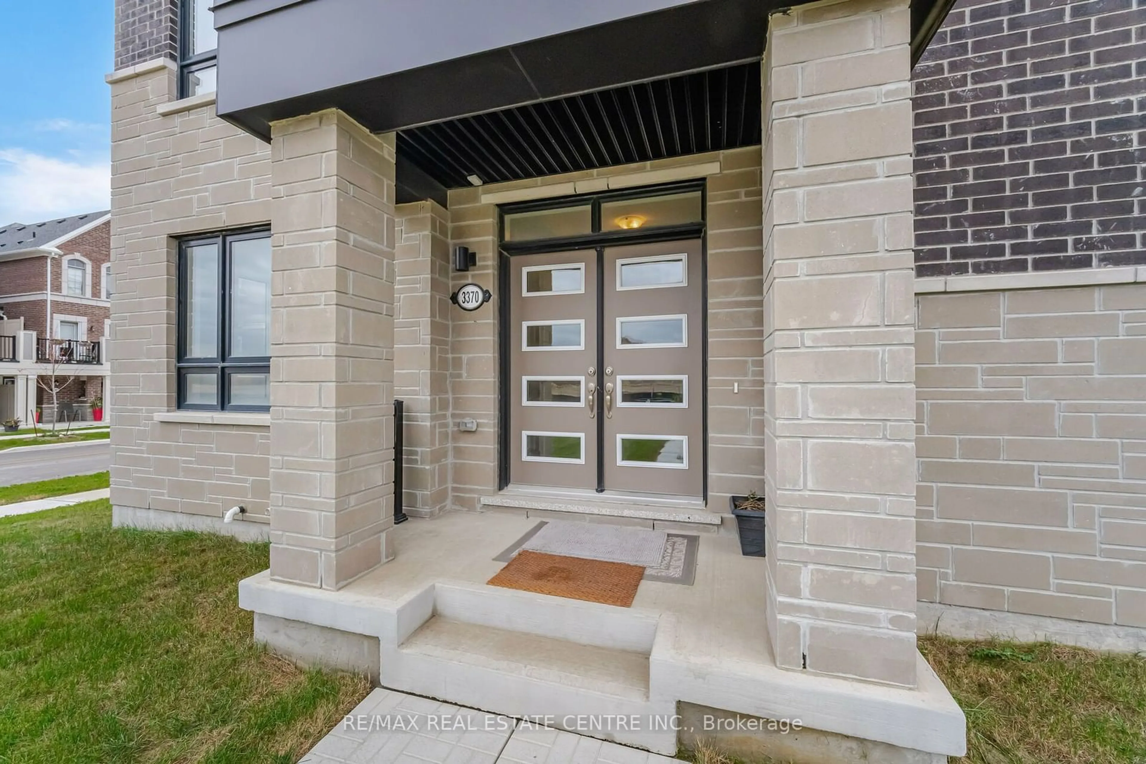 Indoor entryway for 3370 Thunderbird Prom, Pickering Ontario L1X 0N1