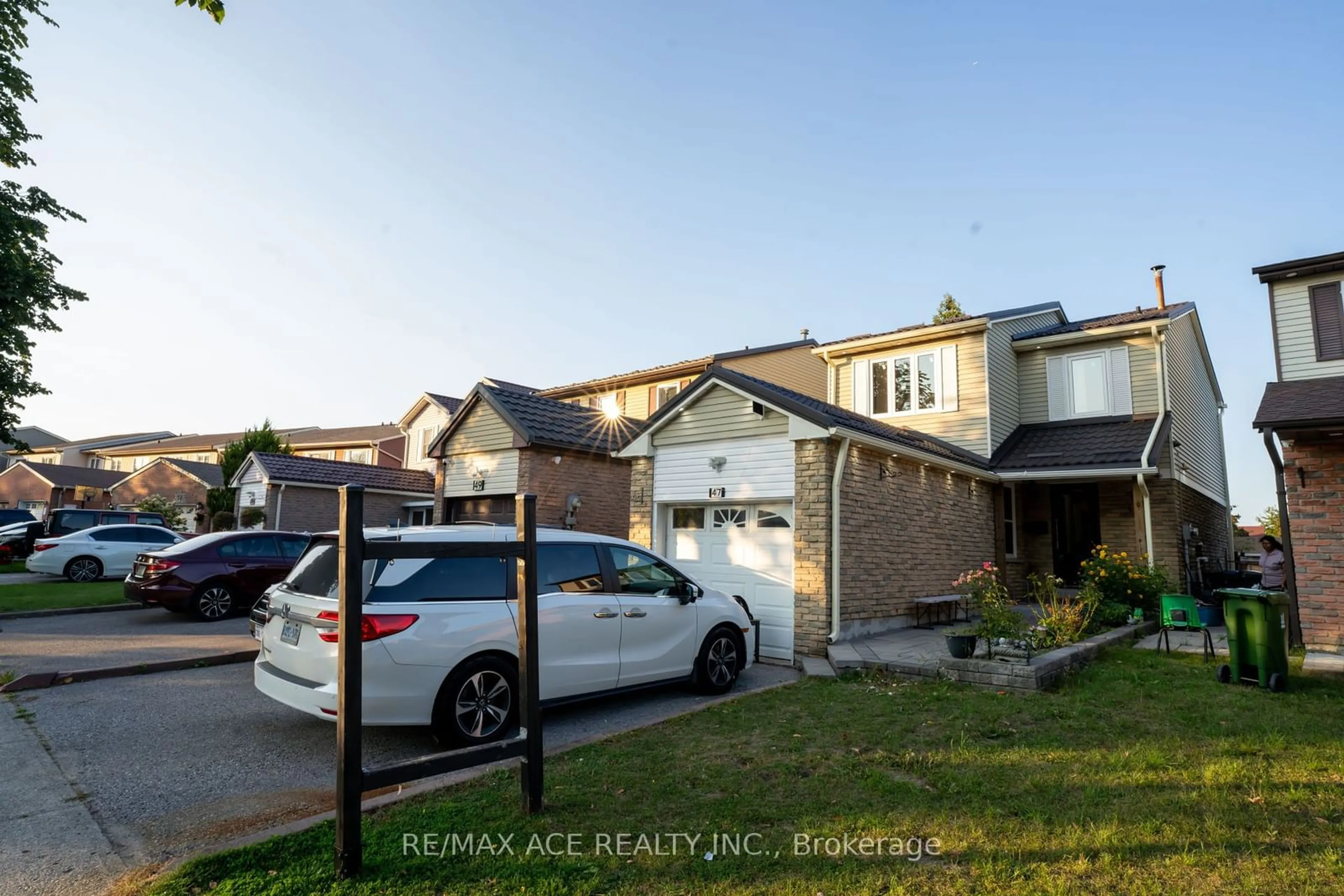 A pic from outside/outdoor area/front of a property/back of a property/a pic from drone, street for 47 John Stoner Dr, Toronto Ontario M1B 3A2