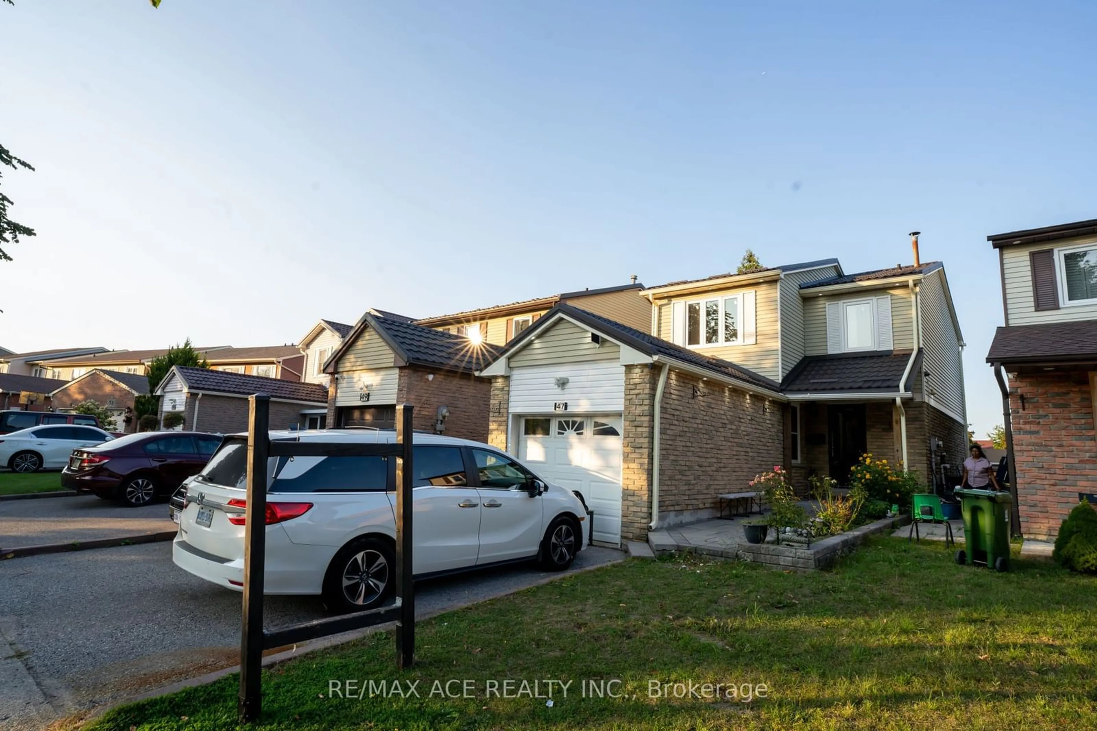 A pic from outside/outdoor area/front of a property/back of a property/a pic from drone, street for 47 John Stoner Dr, Toronto Ontario M1B 3A2