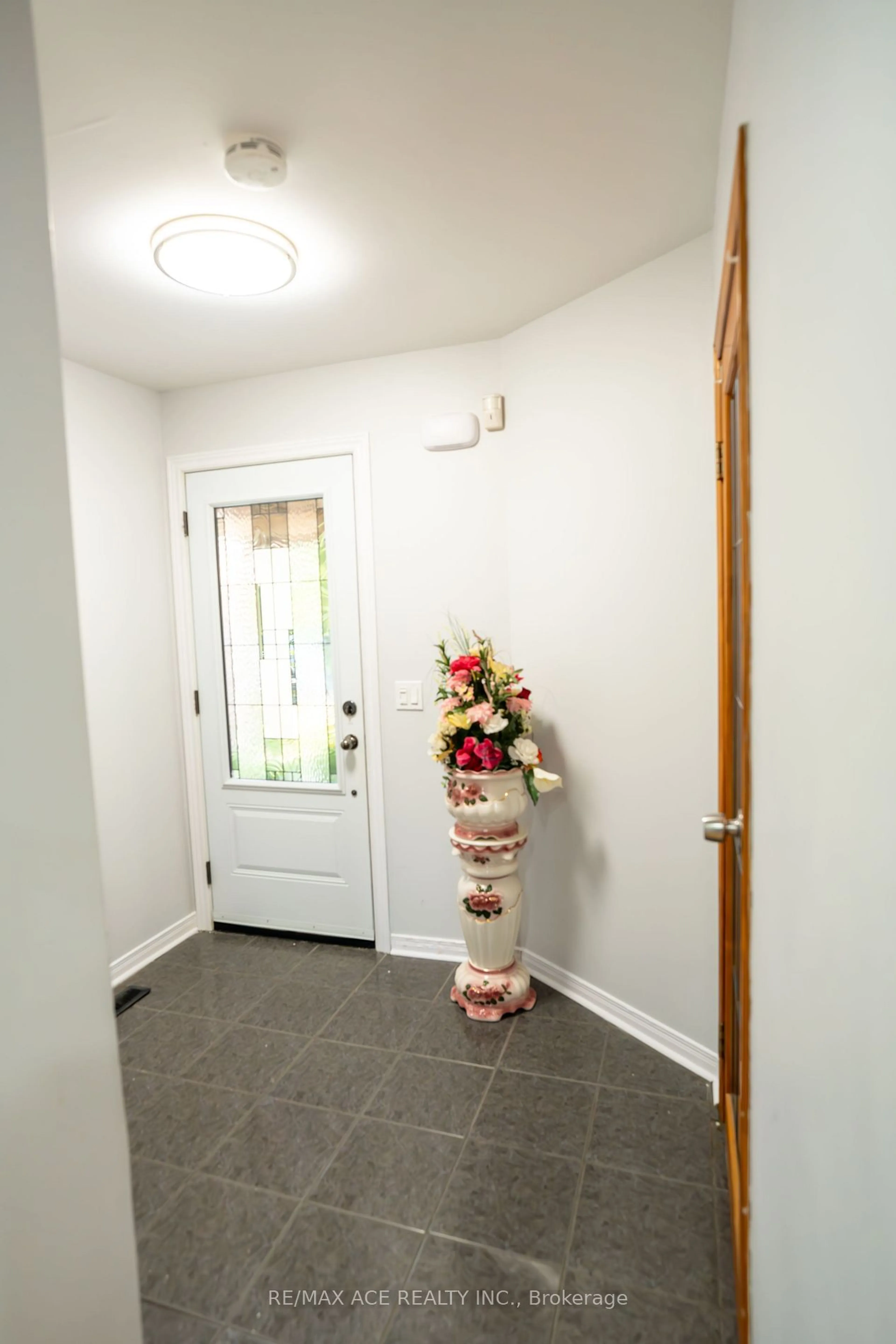 Indoor entryway for 47 John Stoner Dr, Toronto Ontario M1B 3A2