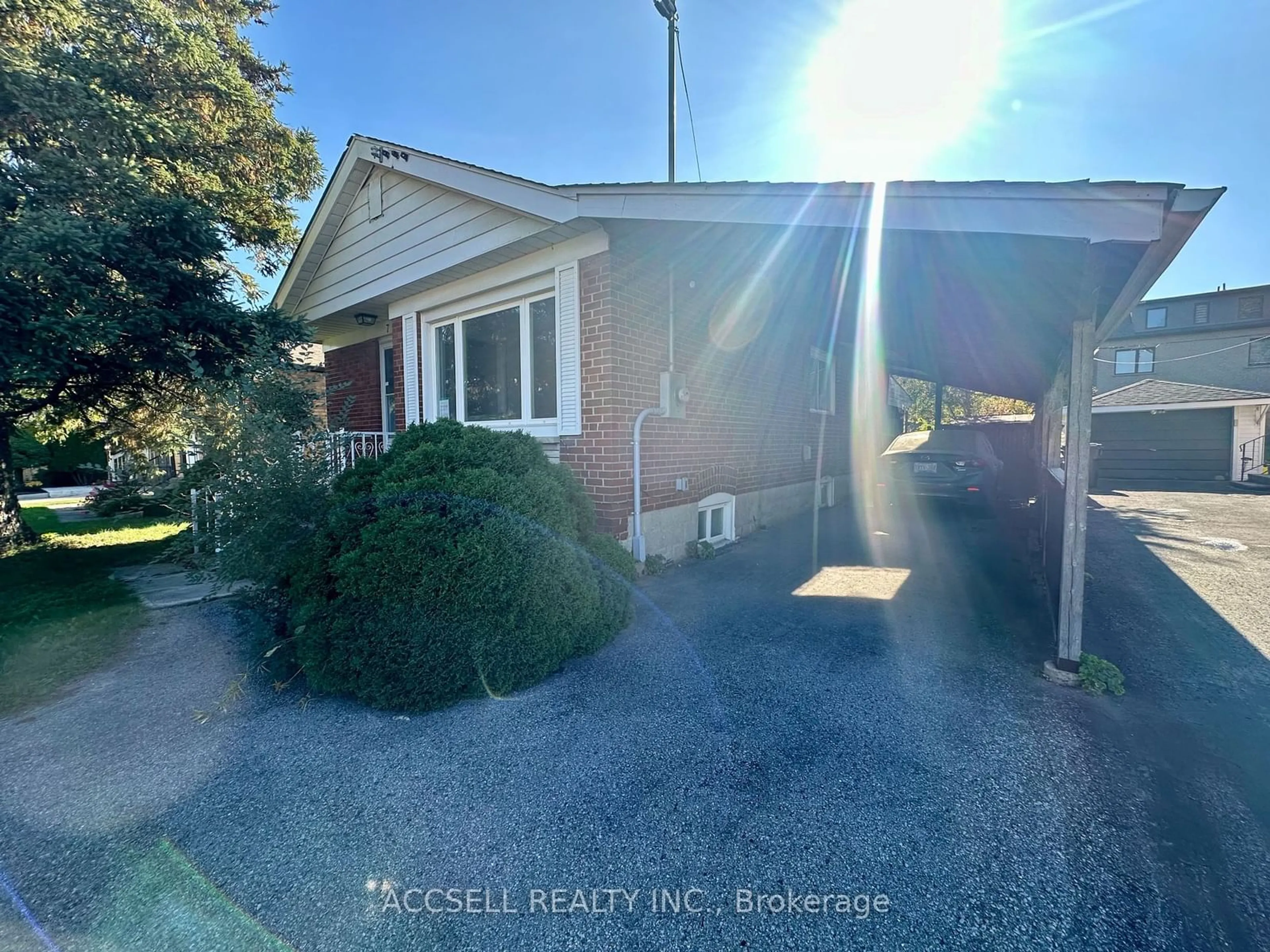 A pic from outside/outdoor area/front of a property/back of a property/a pic from drone, street for 7 Minford Ave, Toronto Ontario M1R 2A9