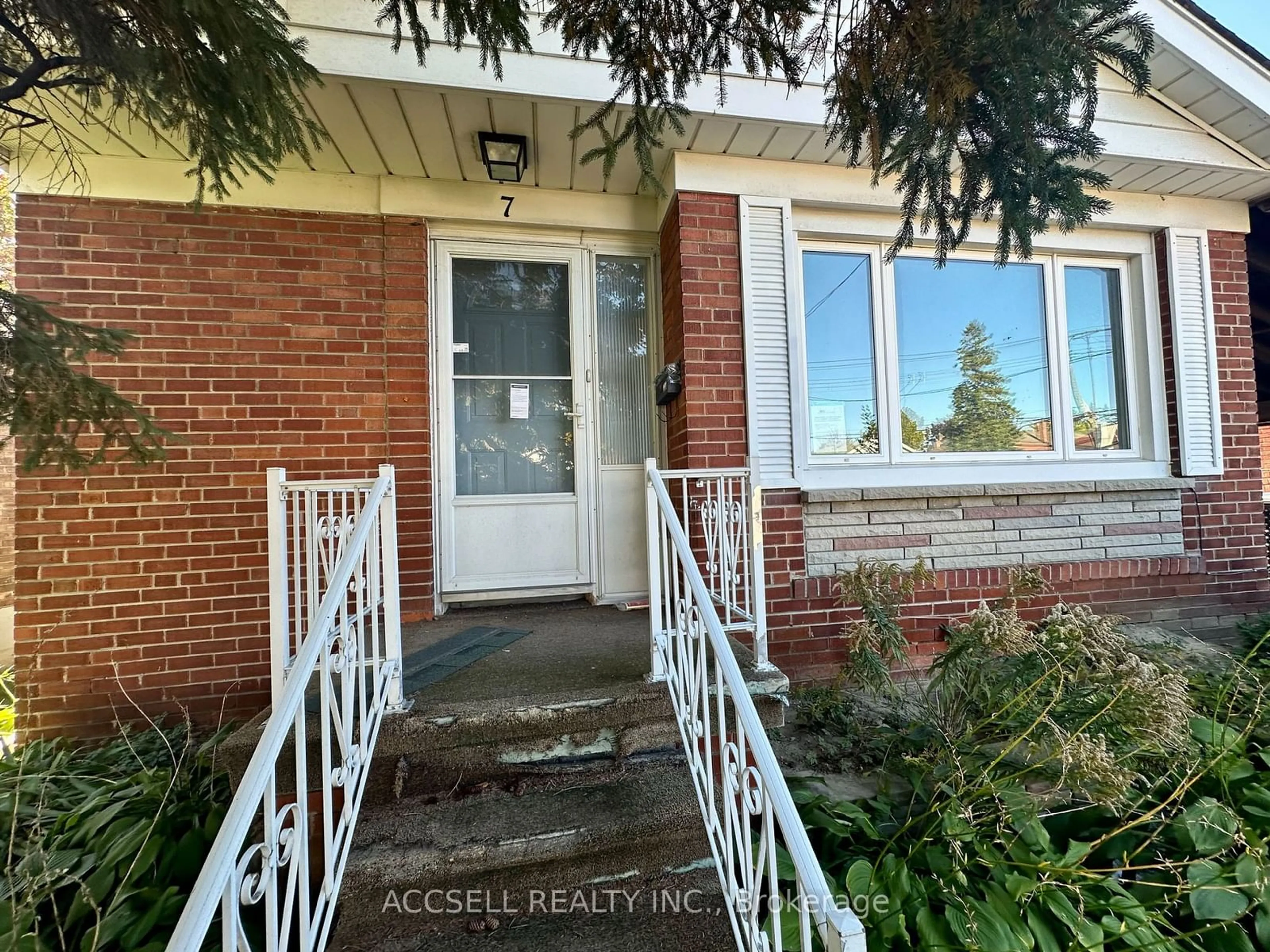 Indoor entryway for 7 Minford Ave, Toronto Ontario M1R 2A9