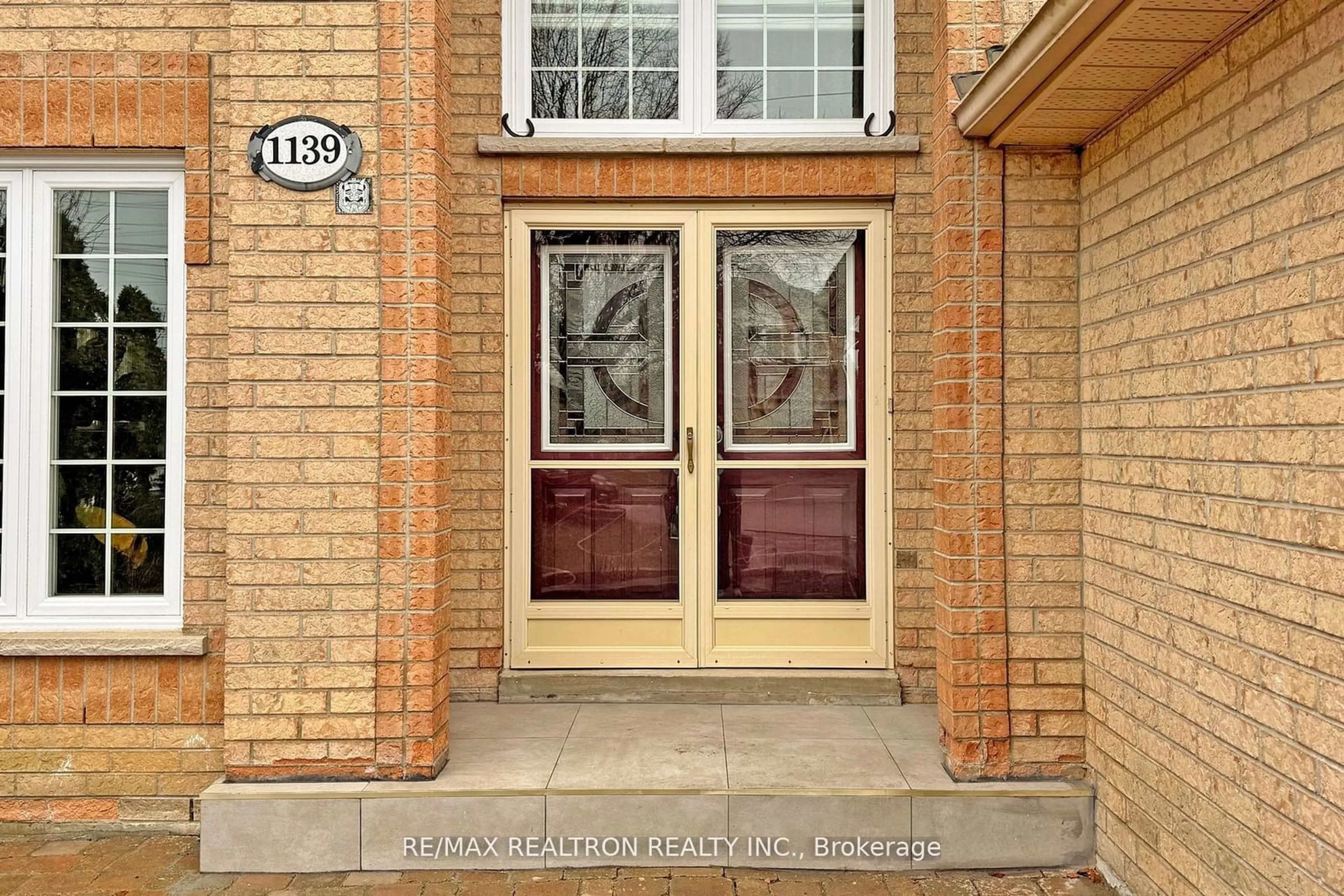 Indoor entryway for 1139 Gossamer Dr, Pickering Ontario L1X 2T8