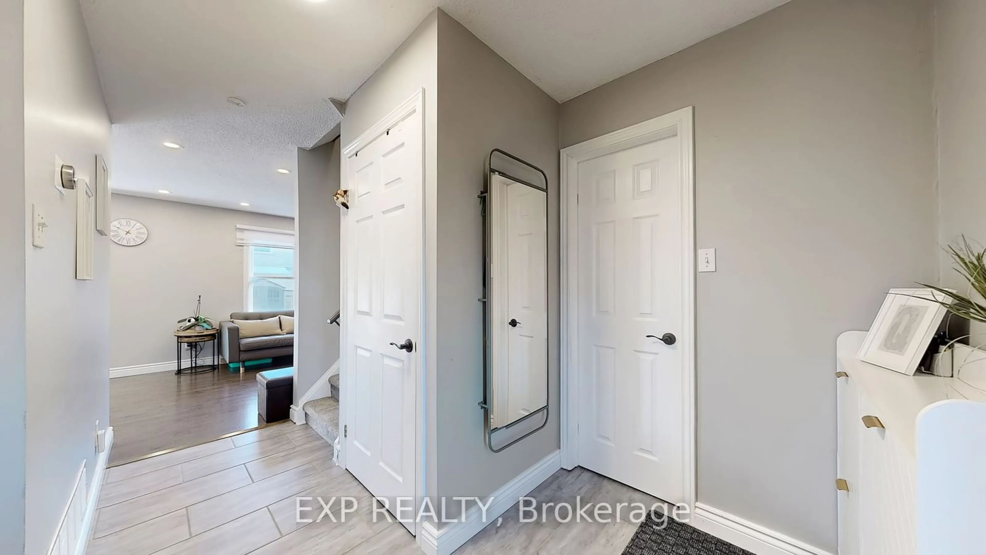 Indoor entryway for 104 Rotherglen Rd, Ajax Ontario L1T 1T5