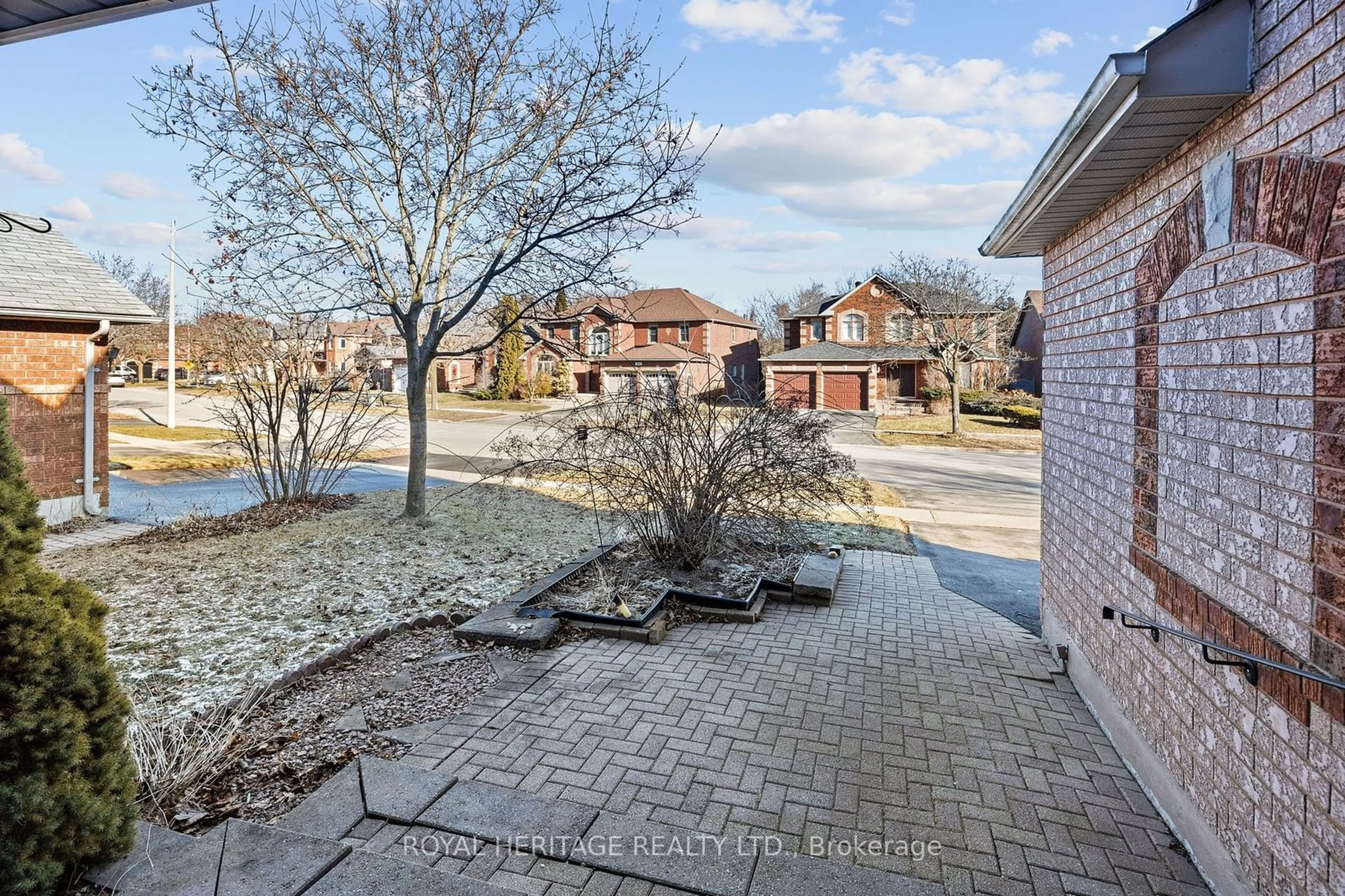 A pic from outside/outdoor area/front of a property/back of a property/a pic from drone, street for 1842 Edenwood Dr, Oshawa Ontario L1G 7Y2