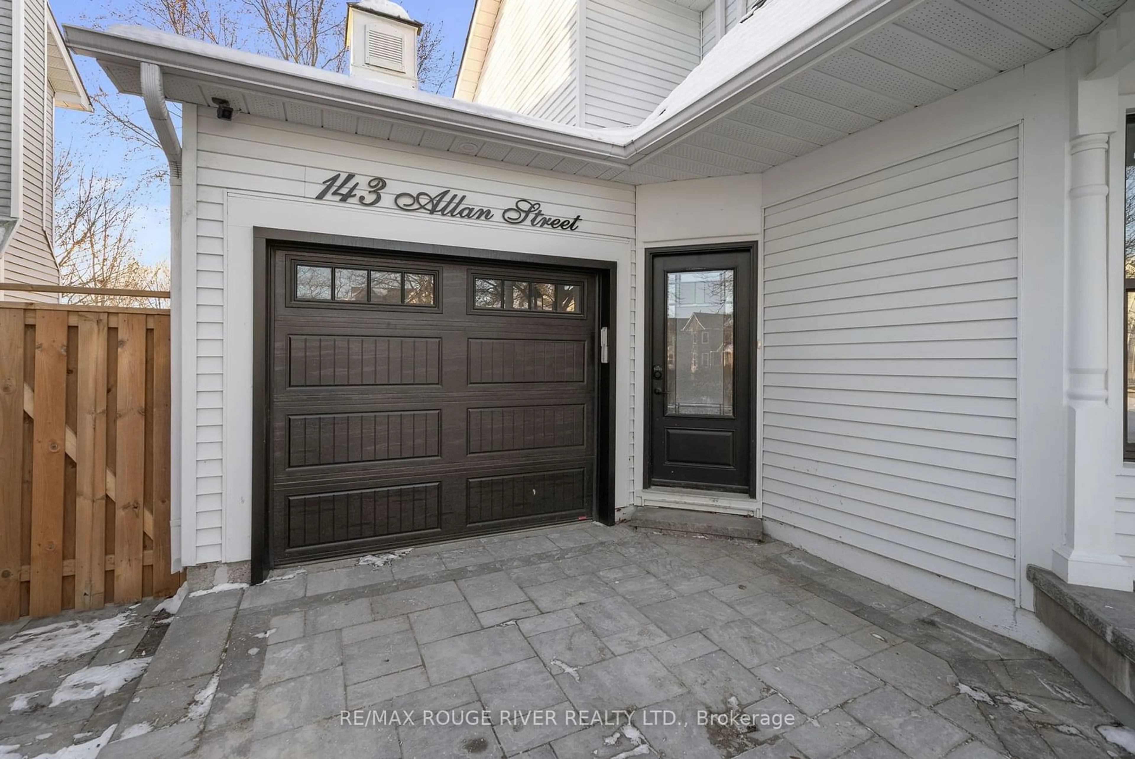 Indoor entryway for 143 Allan St, Scugog Ontario L9L 1E4