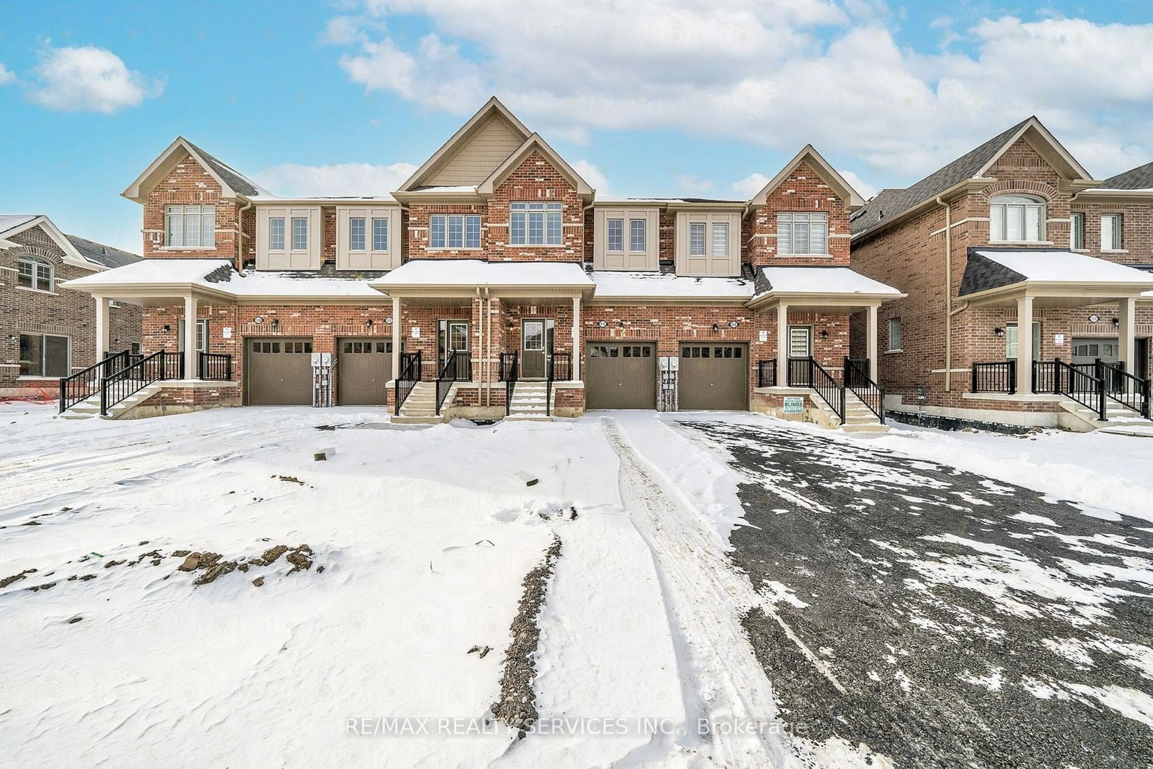 A pic from outside/outdoor area/front of a property/back of a property/a pic from drone, street for 116 Robin Tr, Scugog Ontario L9L 0E2