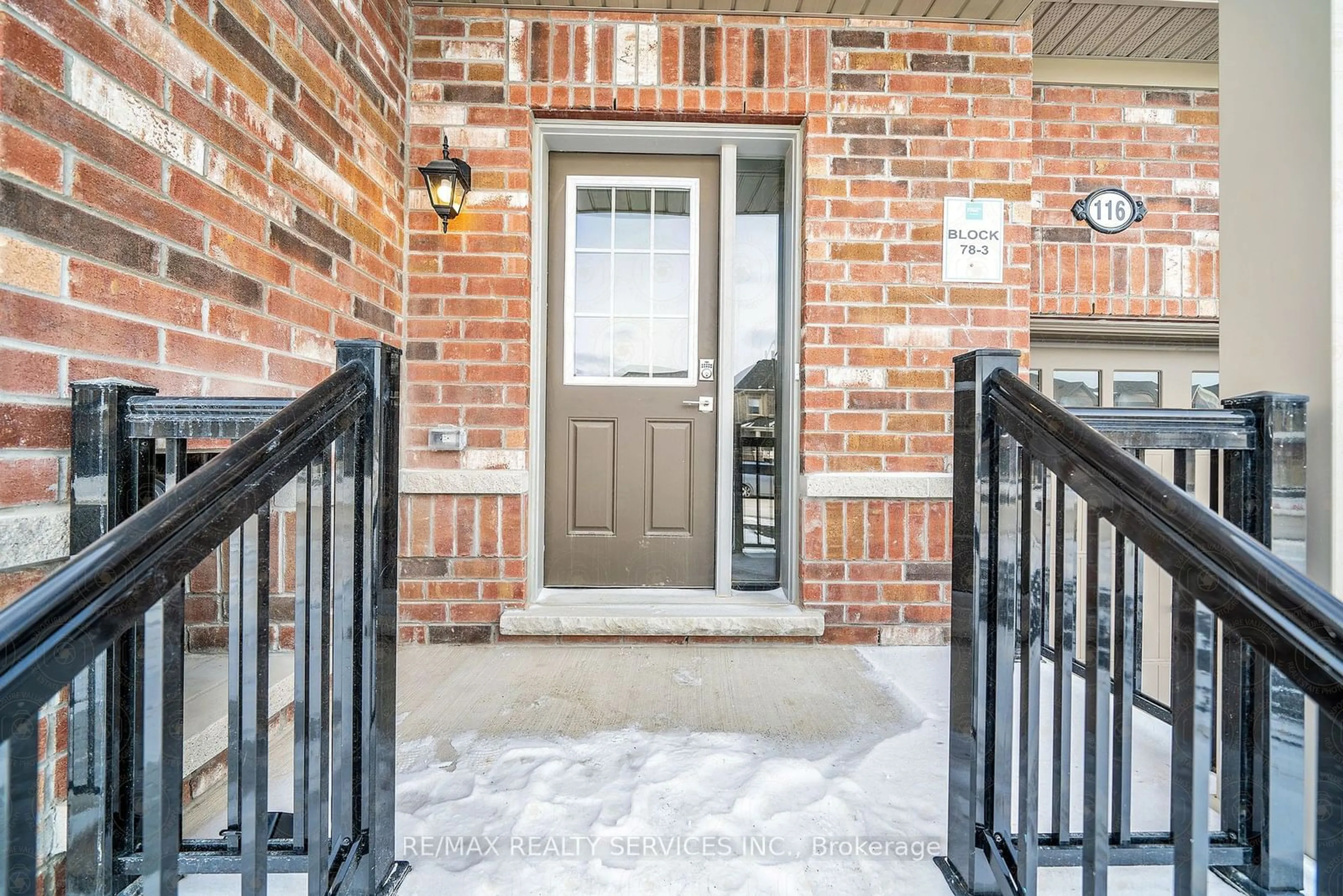 Indoor entryway for 116 Robin Tr, Scugog Ontario L9L 0E2