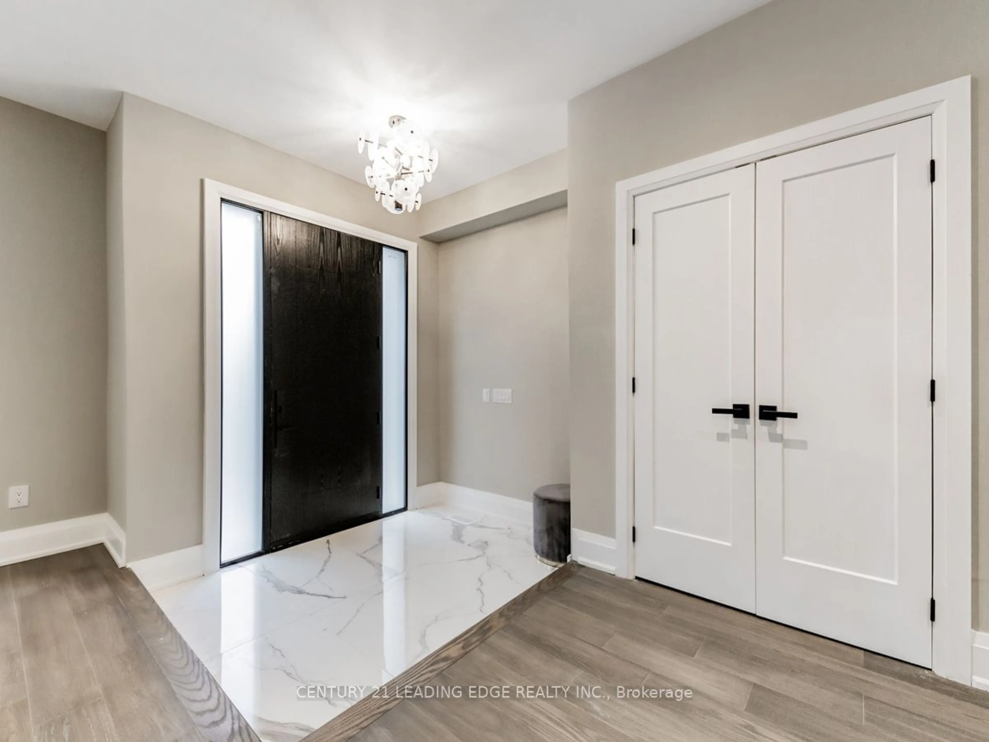 Indoor entryway for 19 DONALDA Cres, Toronto Ontario M1S 1N5