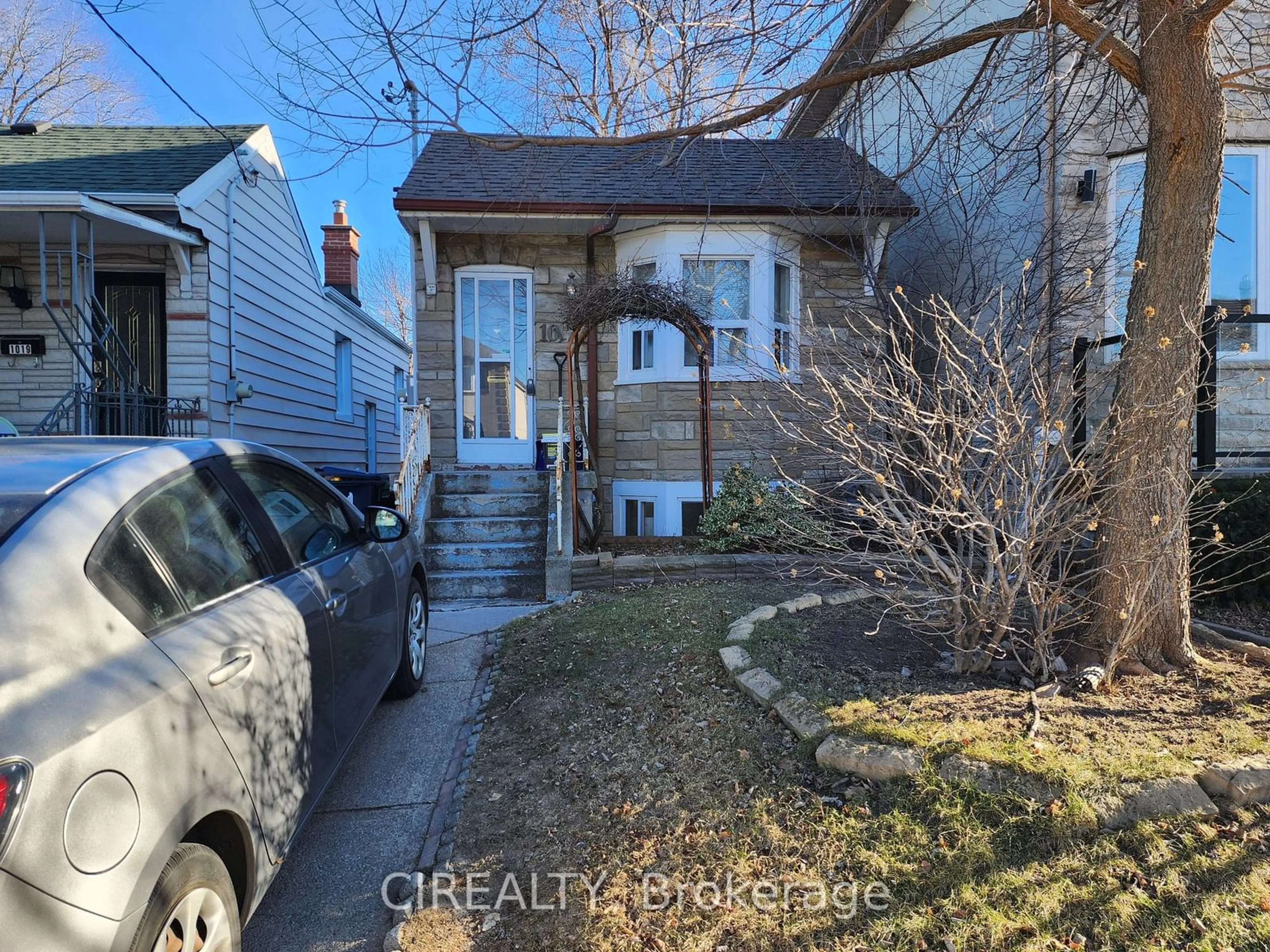 A pic from outside/outdoor area/front of a property/back of a property/a pic from drone, street for 1017 Greenwood Ave, Toronto Ontario M4J 4C9