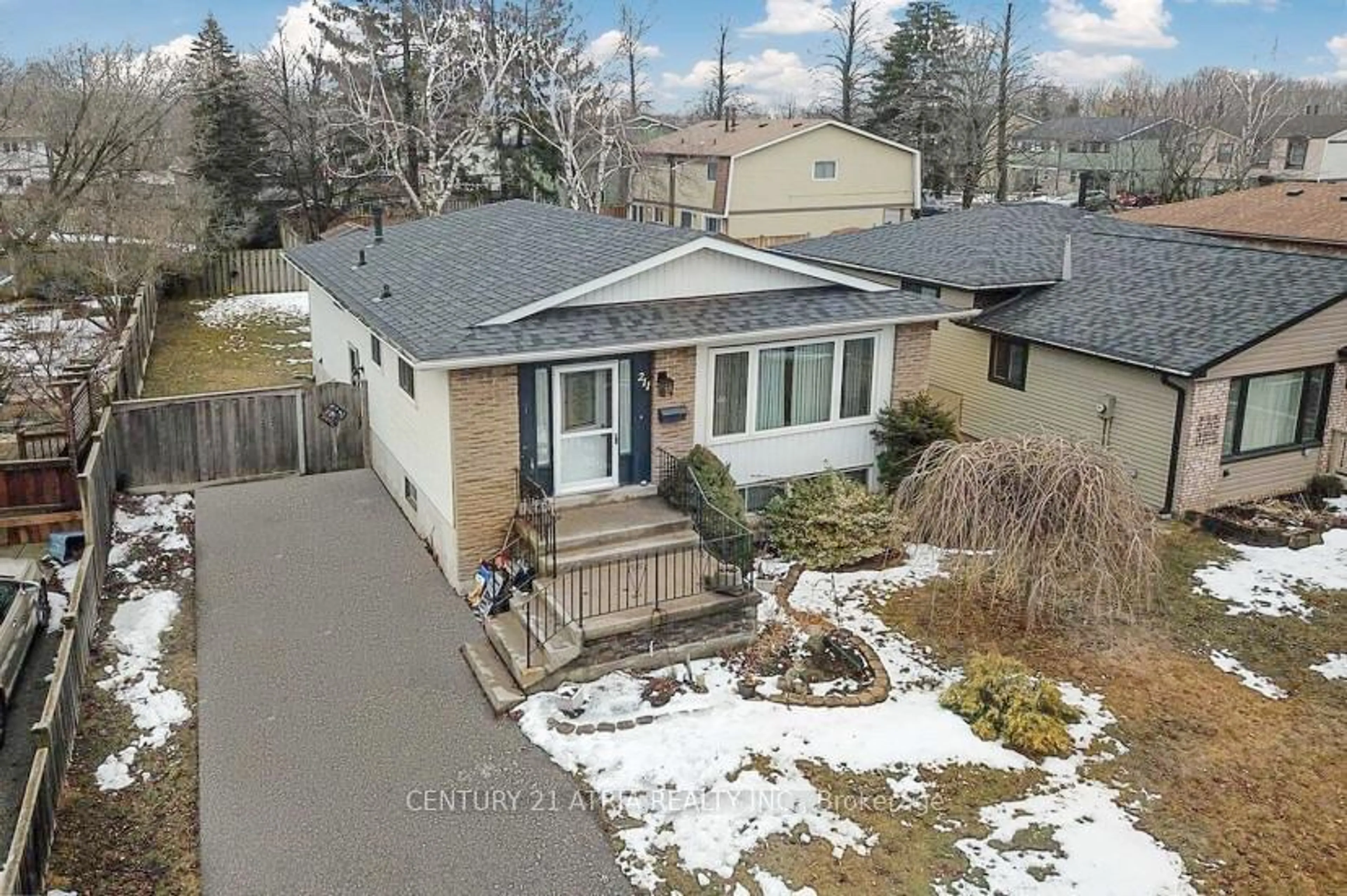 A pic from outside/outdoor area/front of a property/back of a property/a pic from drone, street for 211 Madawaska Ave, Oshawa Ontario L1J 1E6