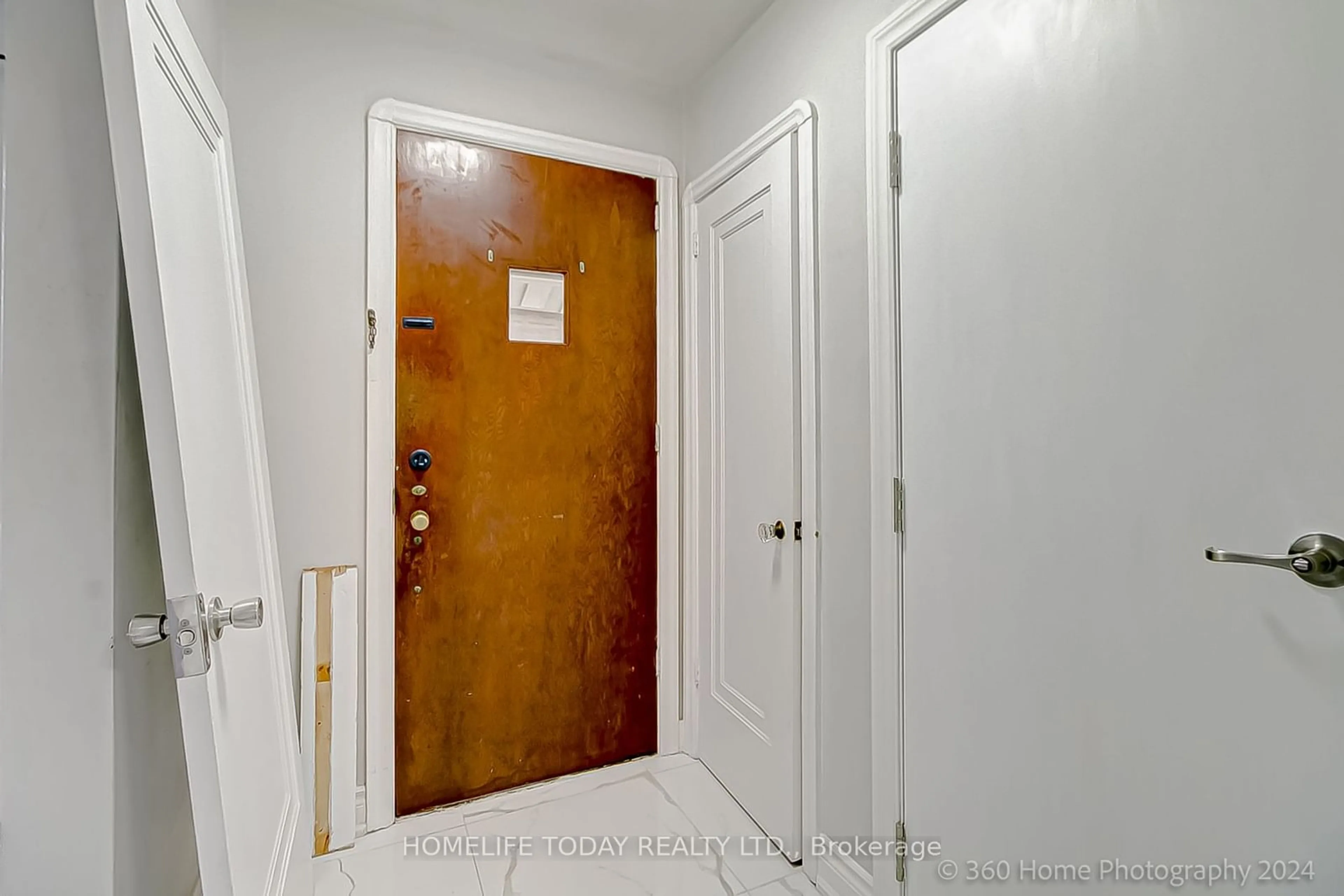 Indoor entryway for 96 Oakes Ave, Oshawa Ontario L1G 6C6