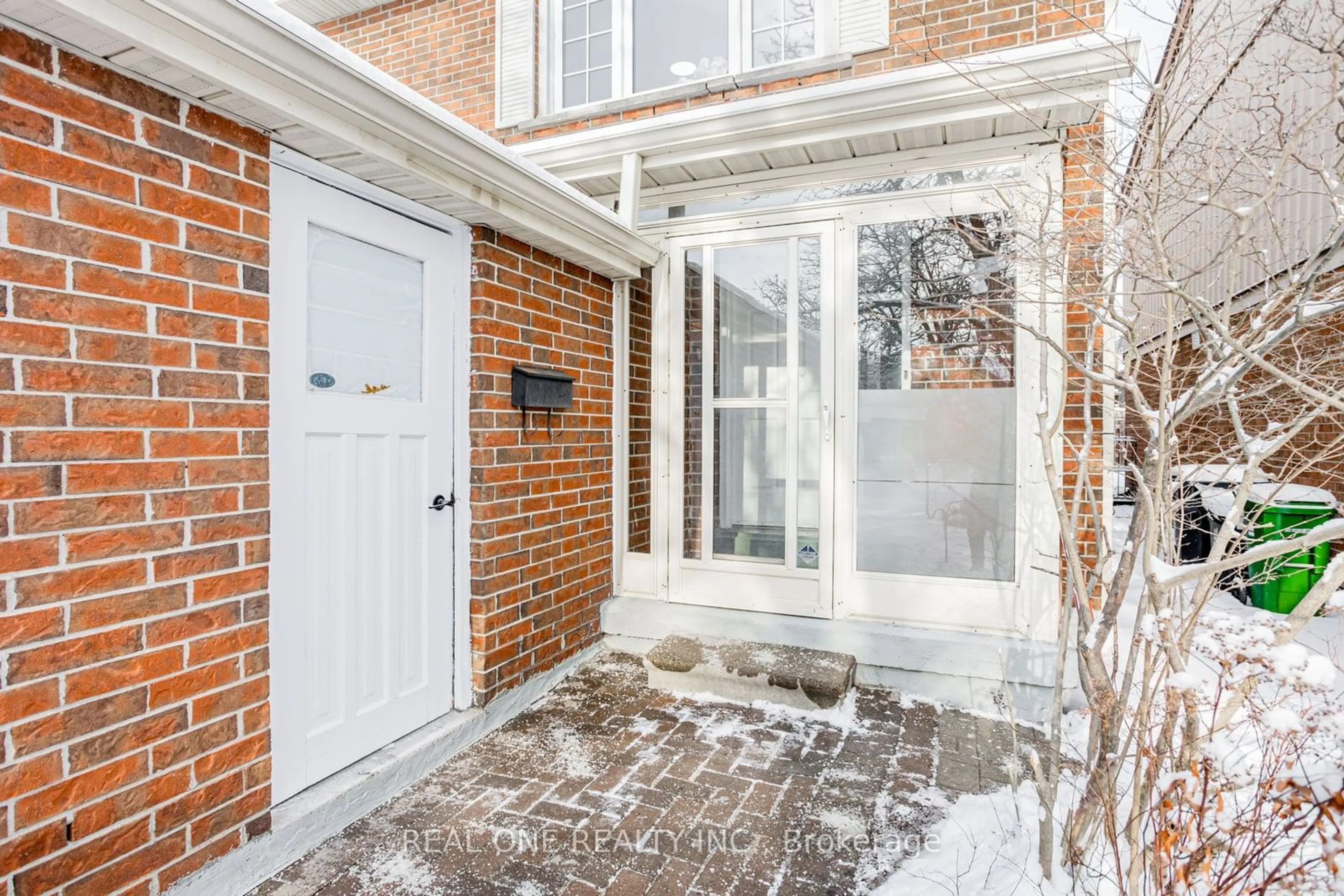 Indoor entryway for 32 Belinda Sq, Toronto Ontario M1W 3M2