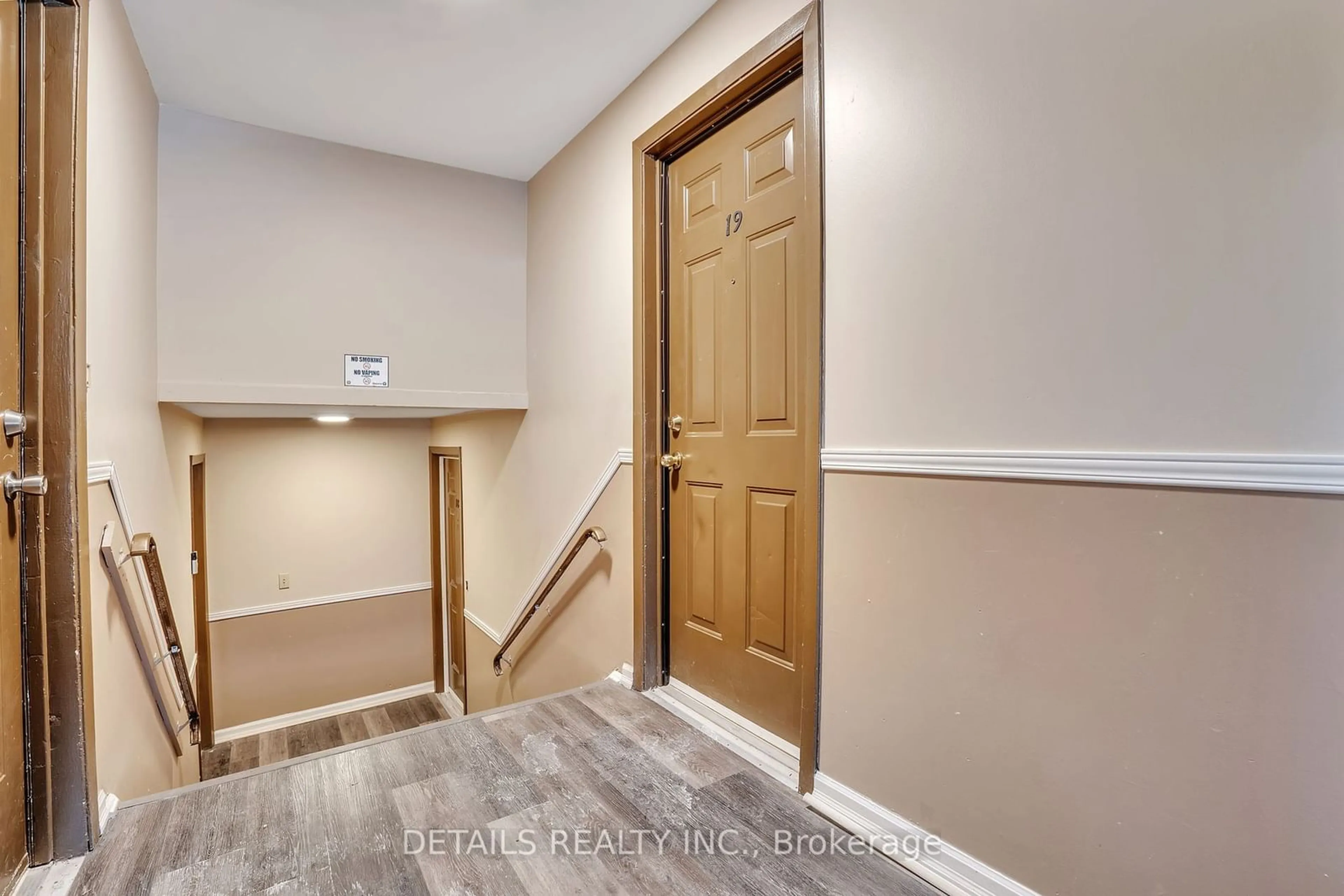 Indoor entryway for 506 Normandy St #19, Oshawa Ontario L1H 7N8