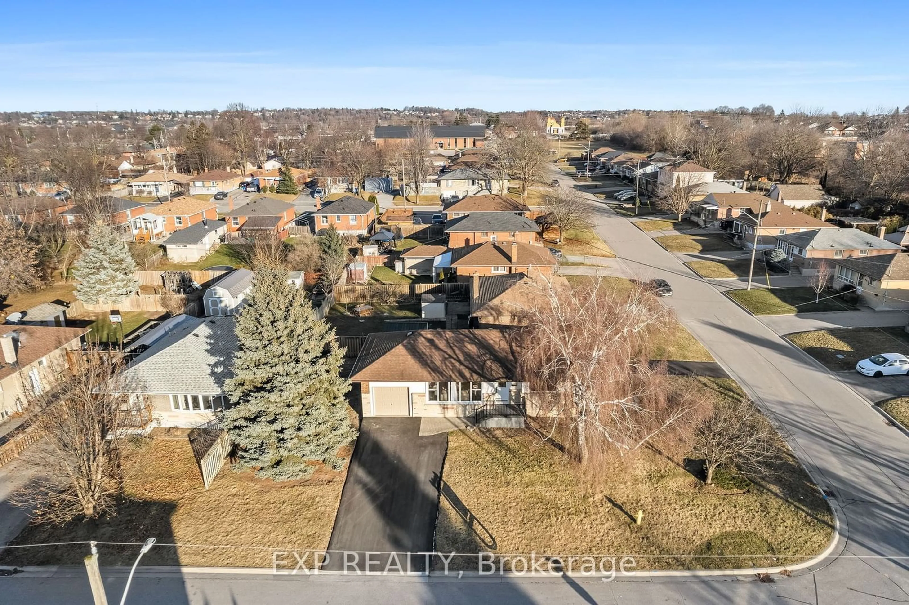 A pic from outside/outdoor area/front of a property/back of a property/a pic from drone, street for 383 Windsor St, Oshawa Ontario L1H 6G7