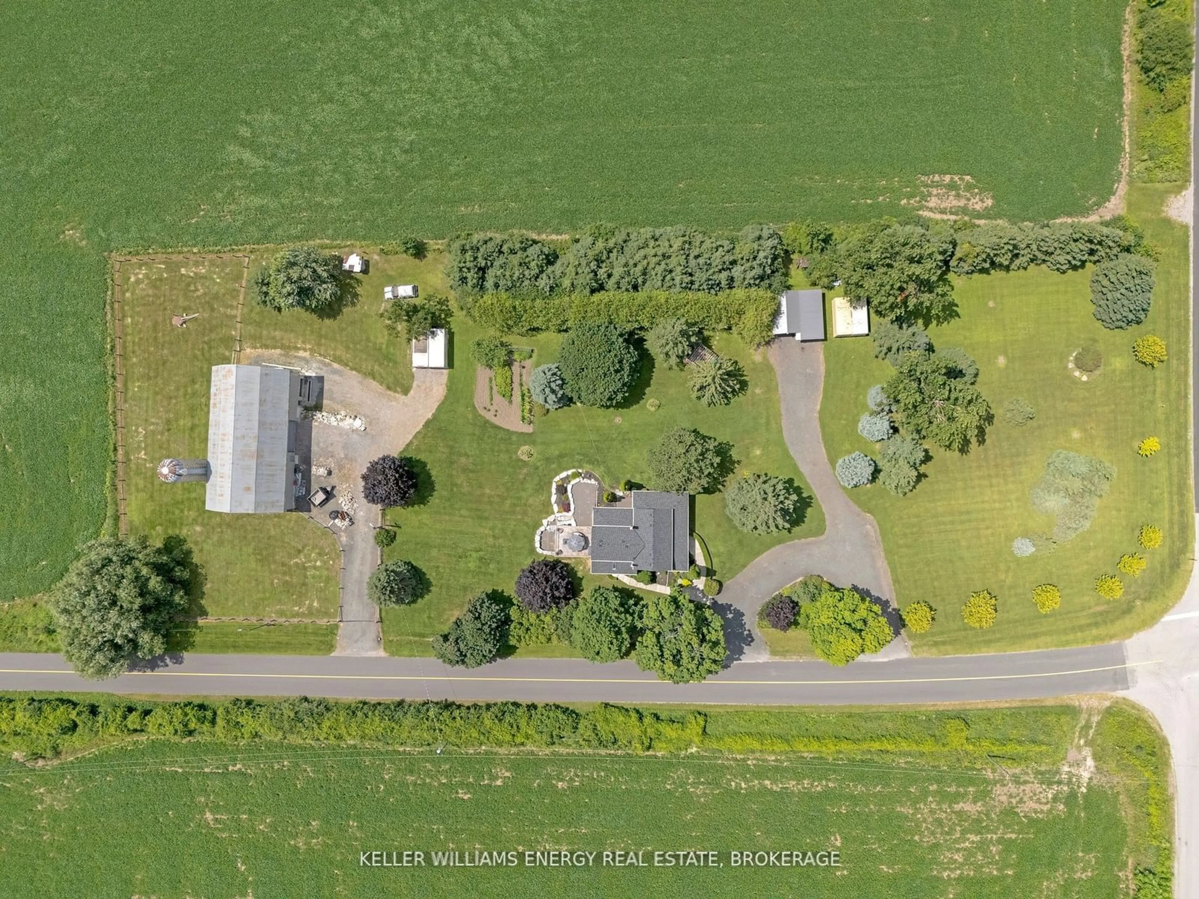 A pic from outside/outdoor area/front of a property/back of a property/a pic from drone, building for 978 Newtonville Rd, Clarington Ontario L1B 0G4