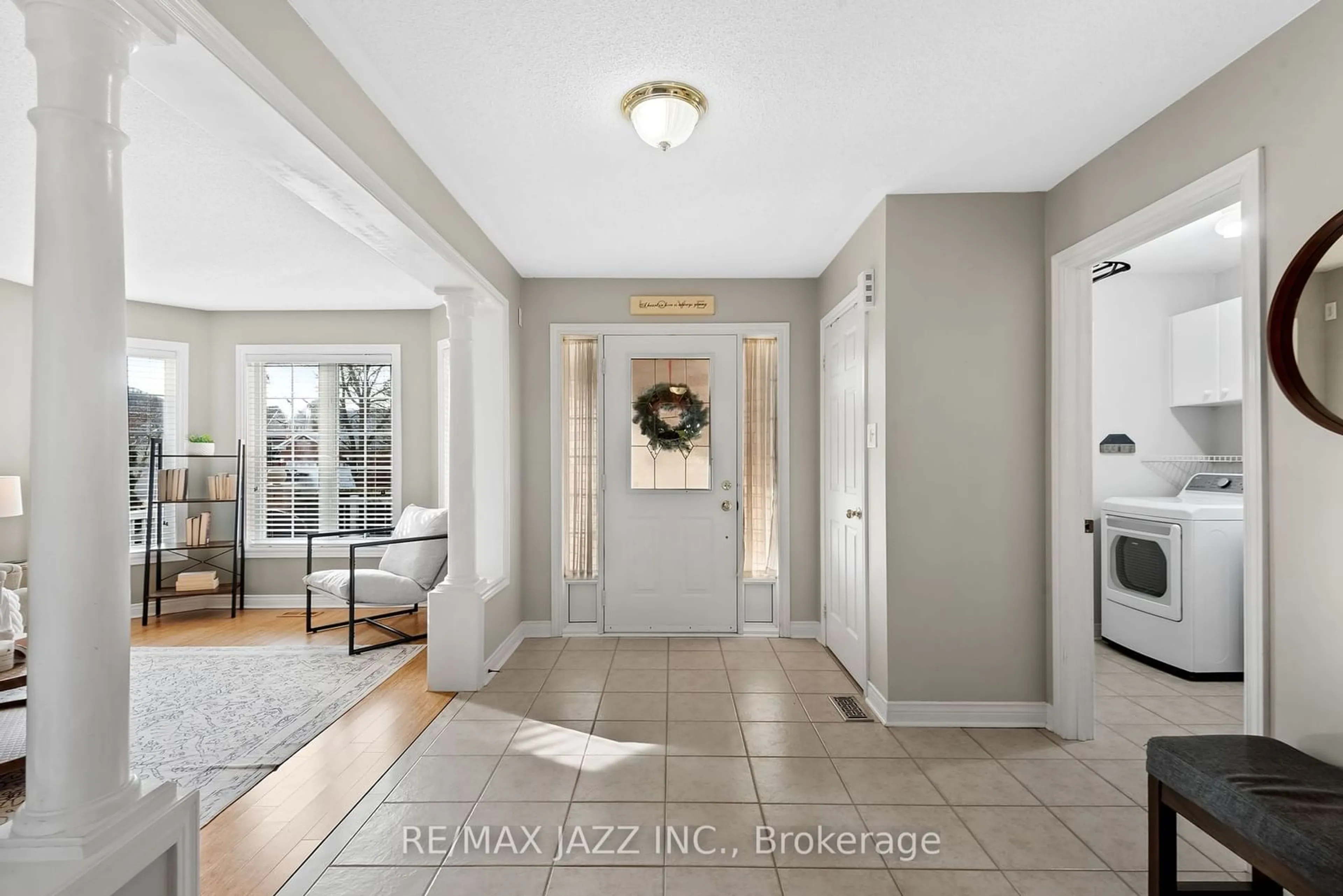 Indoor entryway for 105 Tom Edwards Dr, Whitby Ontario L1R 2S5