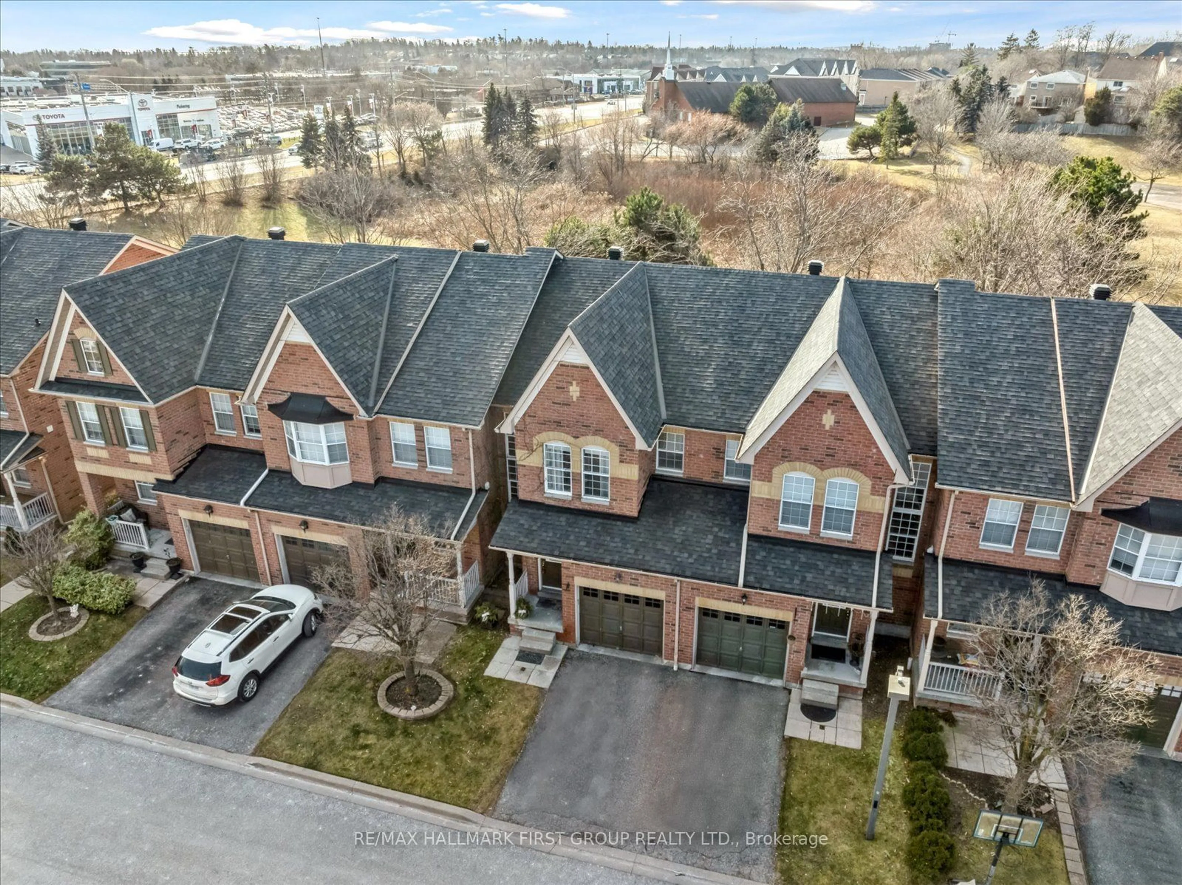 A pic from outside/outdoor area/front of a property/back of a property/a pic from drone, street for 575 Steeple Hill #21, Pickering Ontario L1V 5Z2