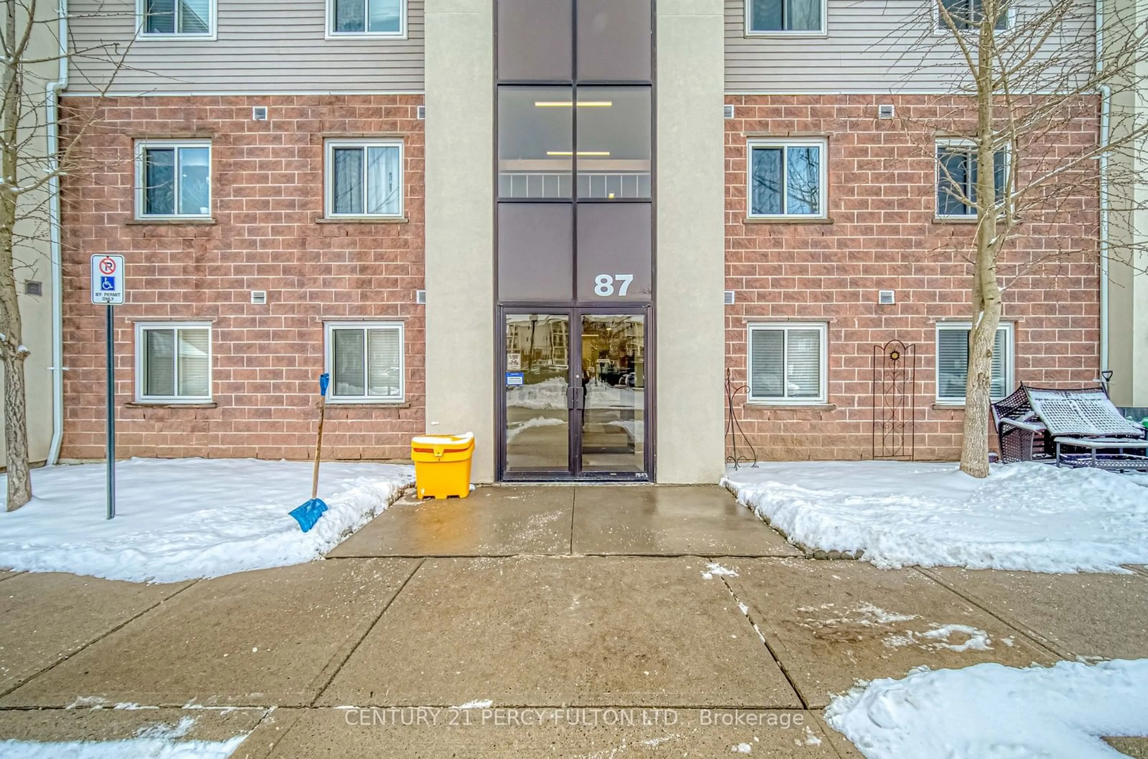 Indoor foyer for 87 Aspen Springs Dr #301, Clarington Ontario L1C 5J8