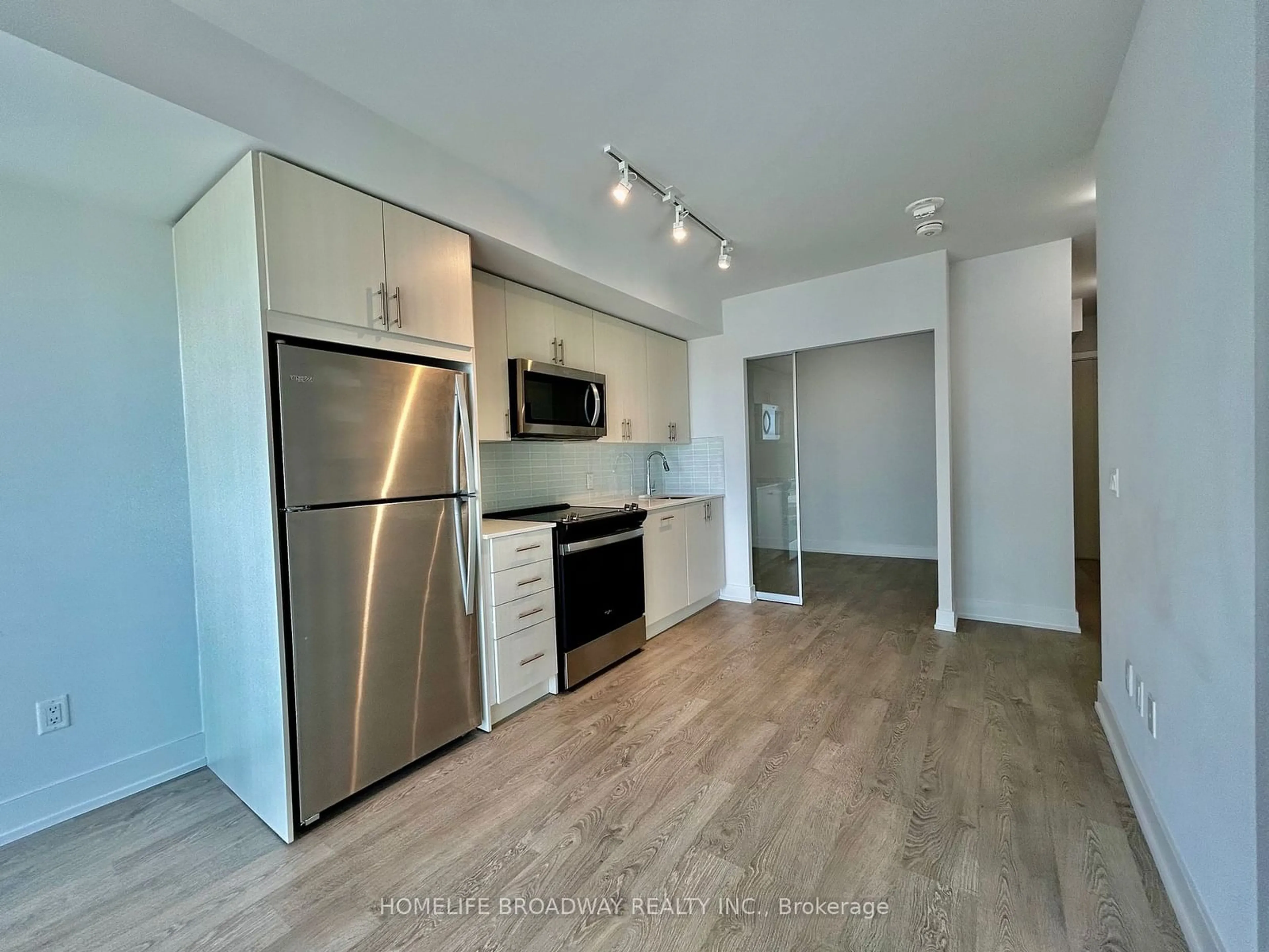 Open concept kitchen, wood/laminate floor for 2550 Simcoe St #2415, Oshawa Ontario L1L 0R5