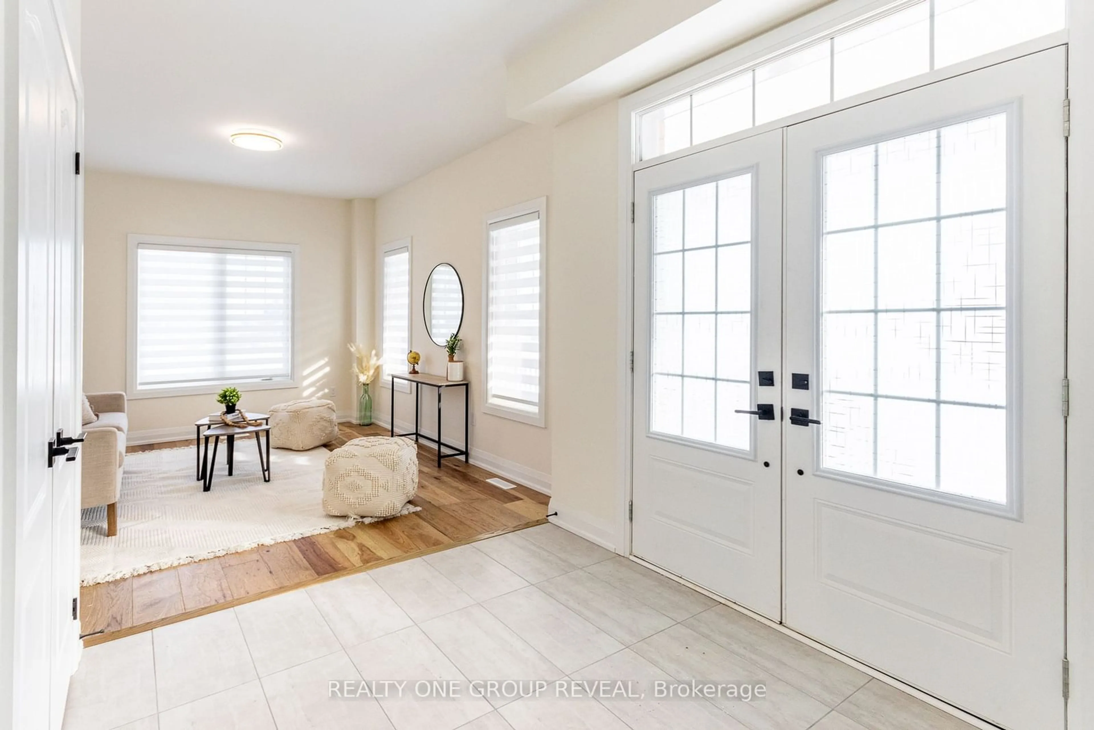 Indoor entryway for 1 North Garden Blvd, Scugog Ontario L9L 0C9