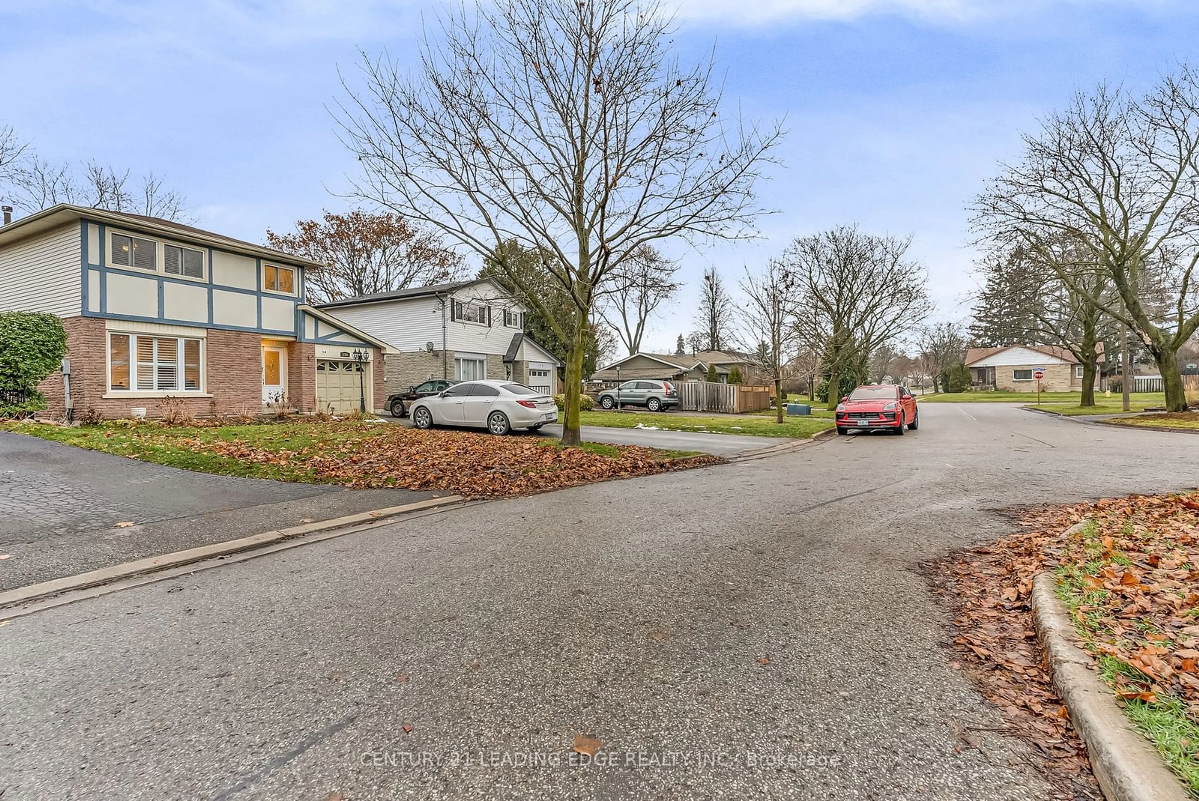 A pic from outside/outdoor area/front of a property/back of a property/a pic from drone, street for 160 Brunswick Crt, Oshawa Ontario L1H 7R6