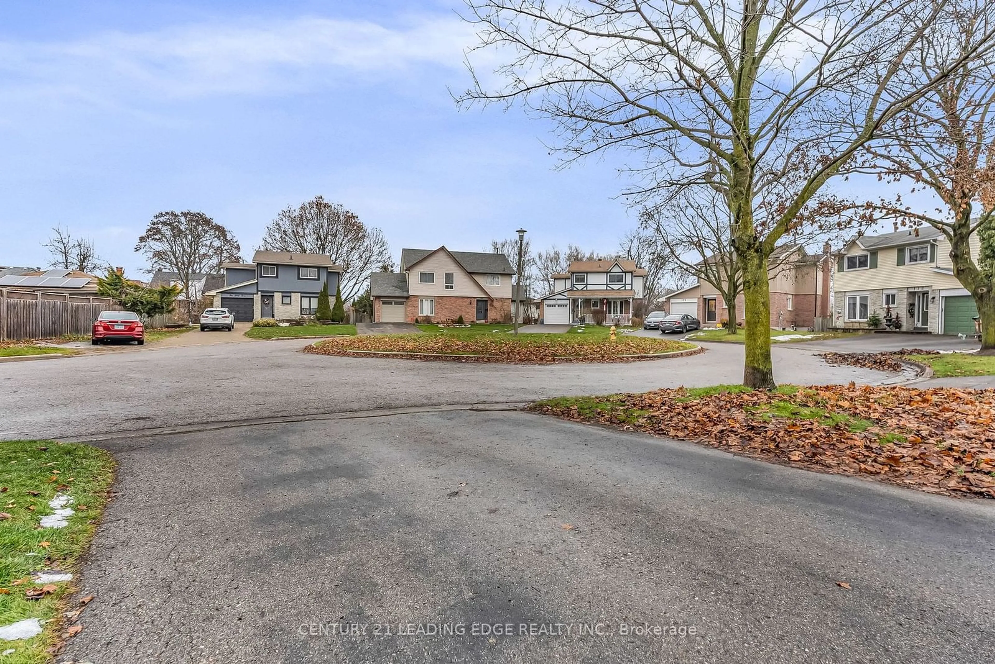 A pic from outside/outdoor area/front of a property/back of a property/a pic from drone, street for 160 Brunswick Crt, Oshawa Ontario L1H 7R6