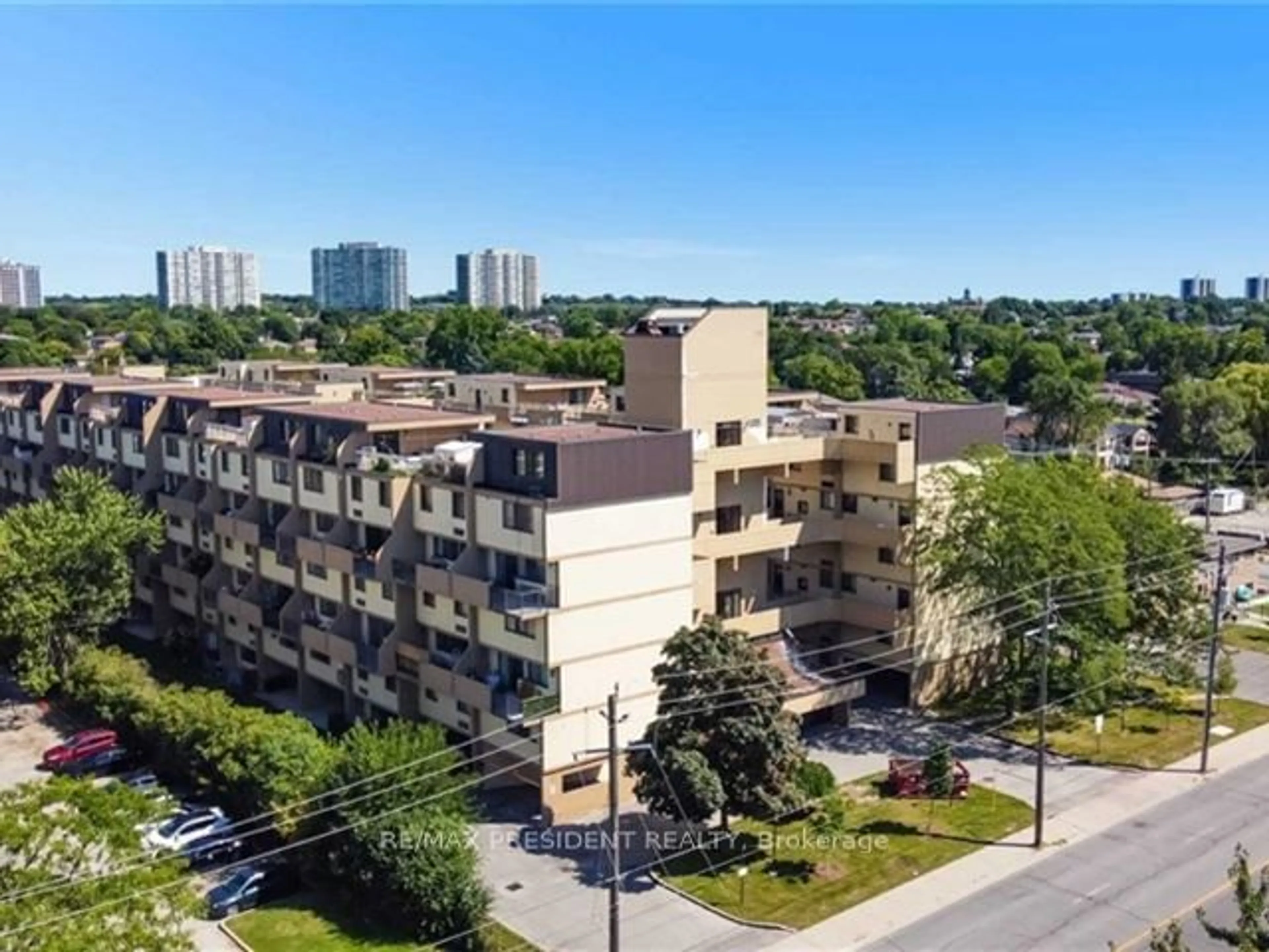 A pic from outside/outdoor area/front of a property/back of a property/a pic from drone, city buildings view from balcony for 665 Kennedy Rd #103, Toronto Ontario M1K 5E2