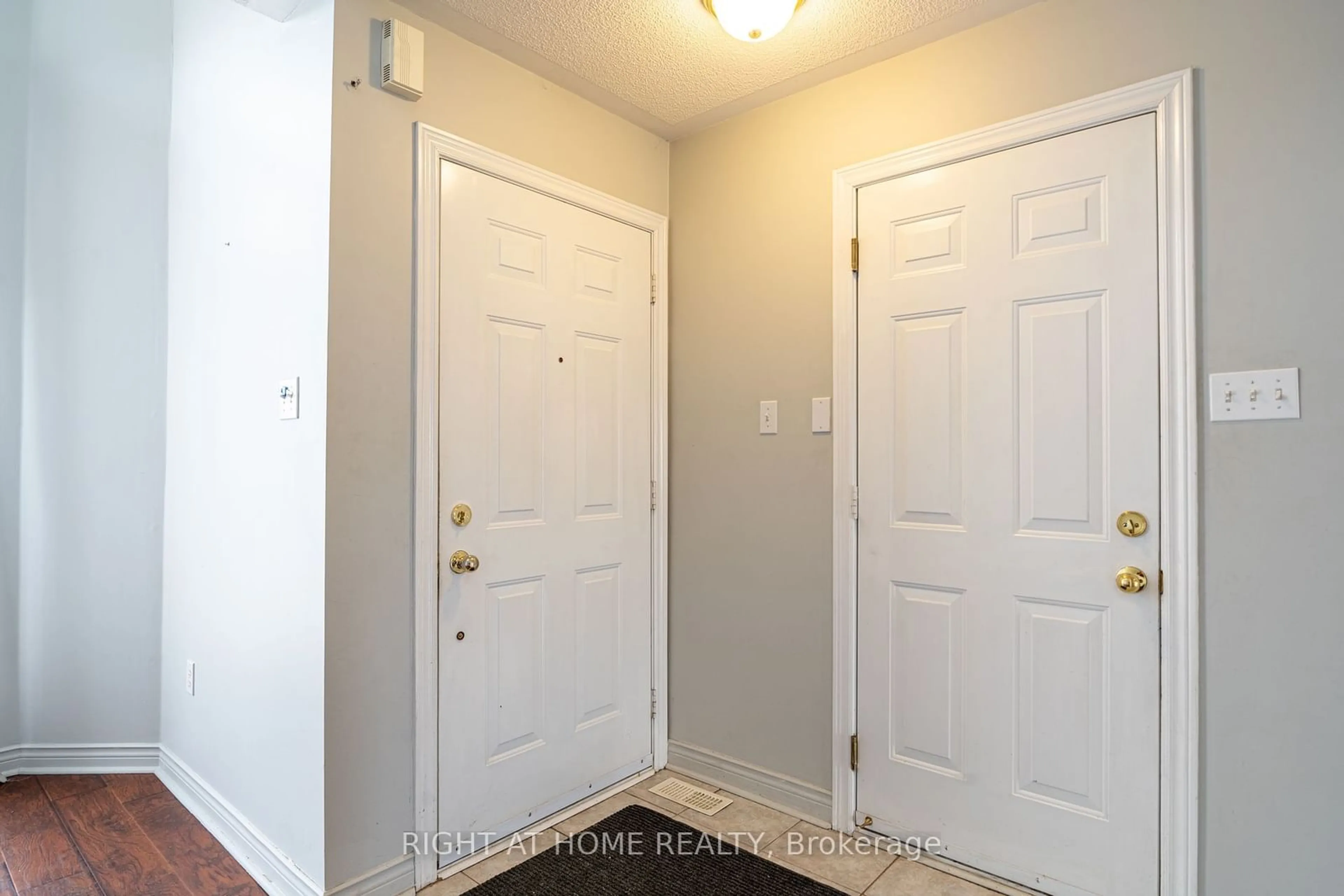 Indoor entryway for 40 Nobbs Dr, Ajax Ontario L1T 4L9