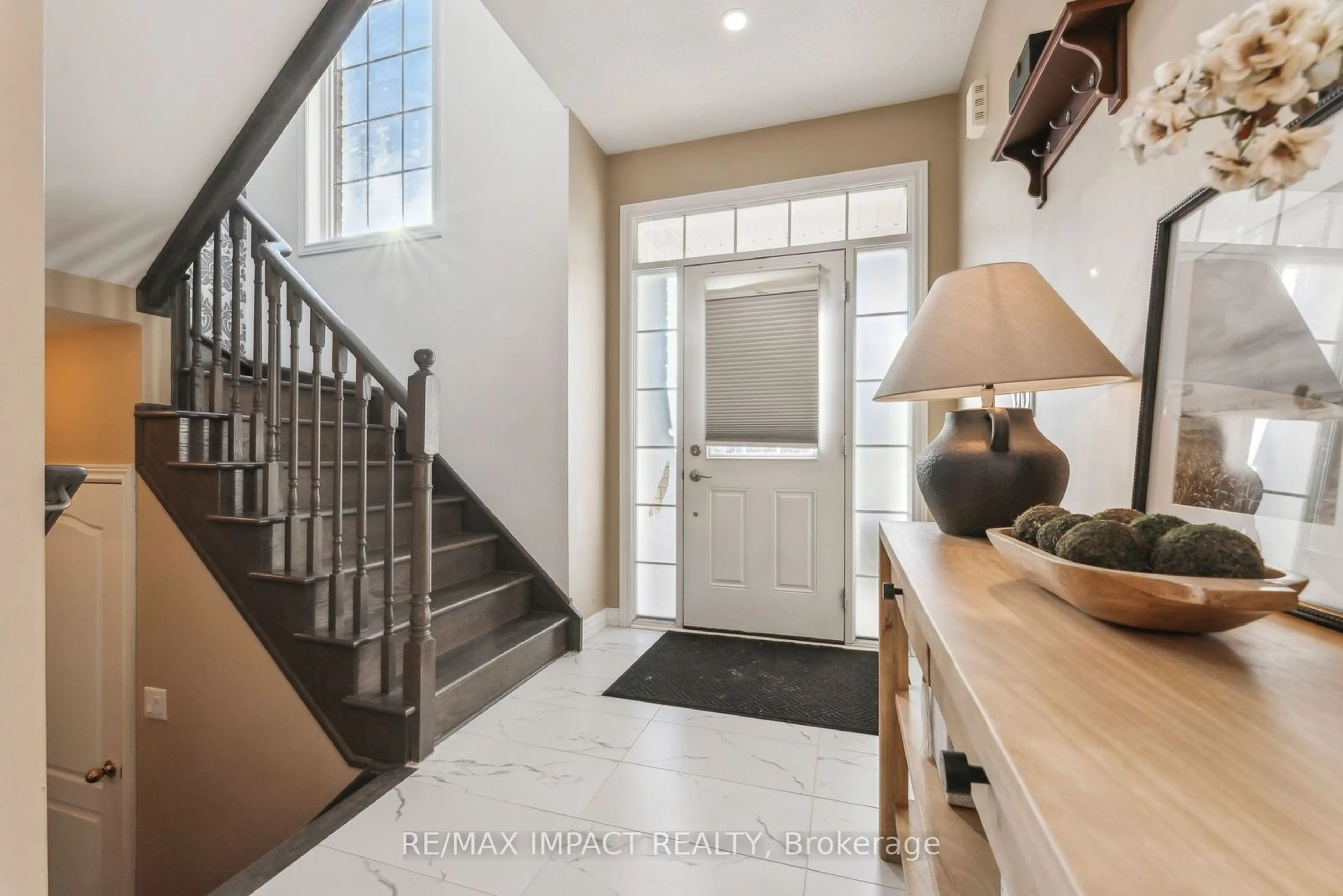 Indoor entryway for 7 McDONALD Cres, Clarington Ontario L1B 0E2