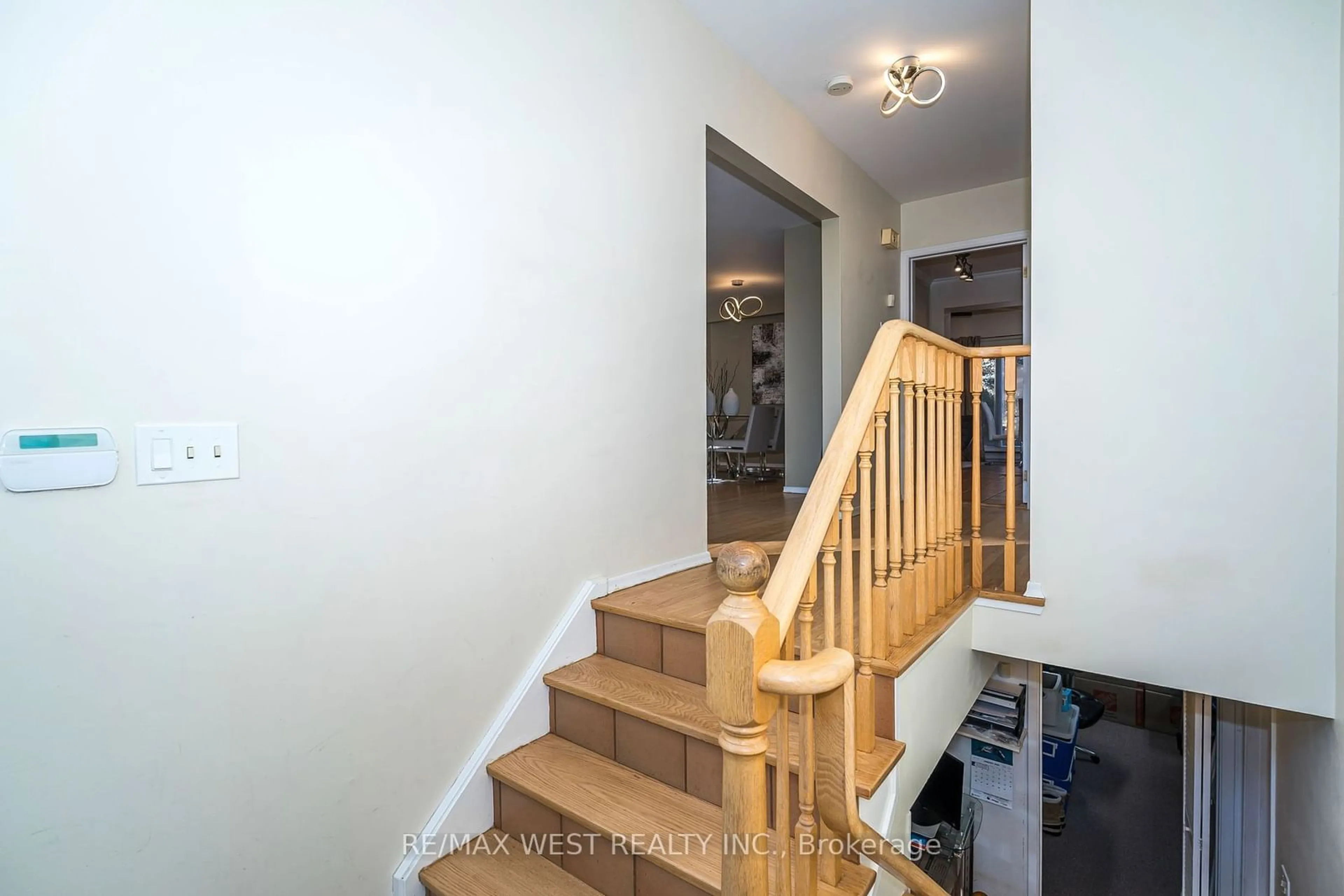 Indoor foyer for 42 Sir Raymond Dr, Toronto Ontario M1E 1C2