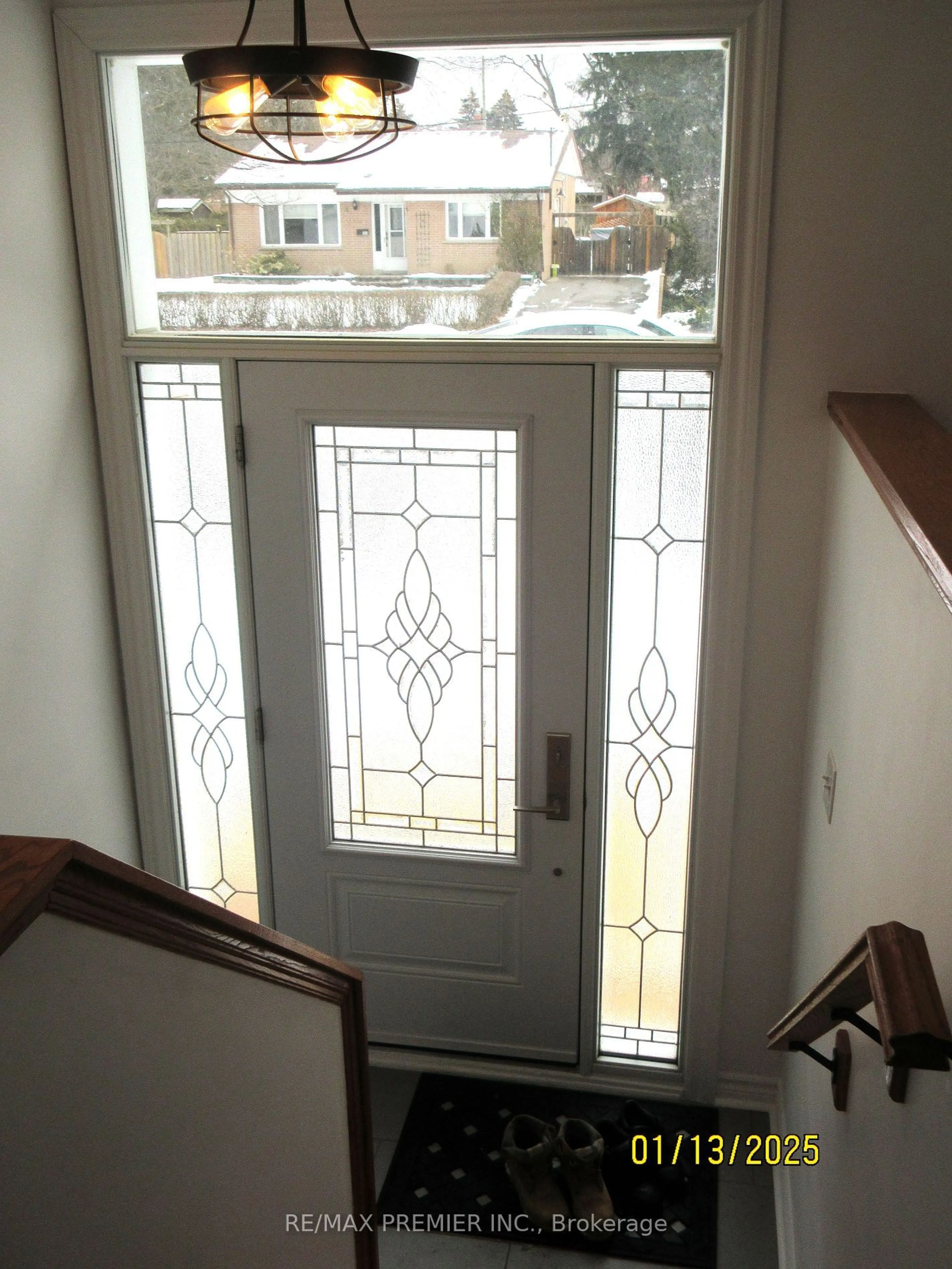 Indoor entryway for 906 Bayview Ave, Whitby Ontario L1N 1E1